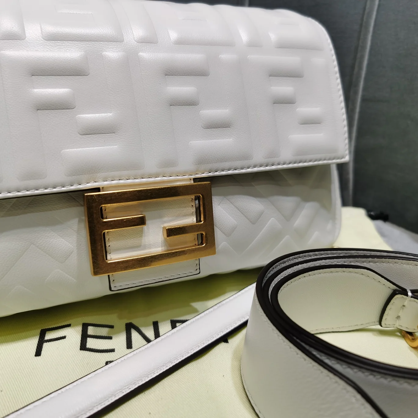 Сумка Fendi Baguette Medium из белой кожи - 1