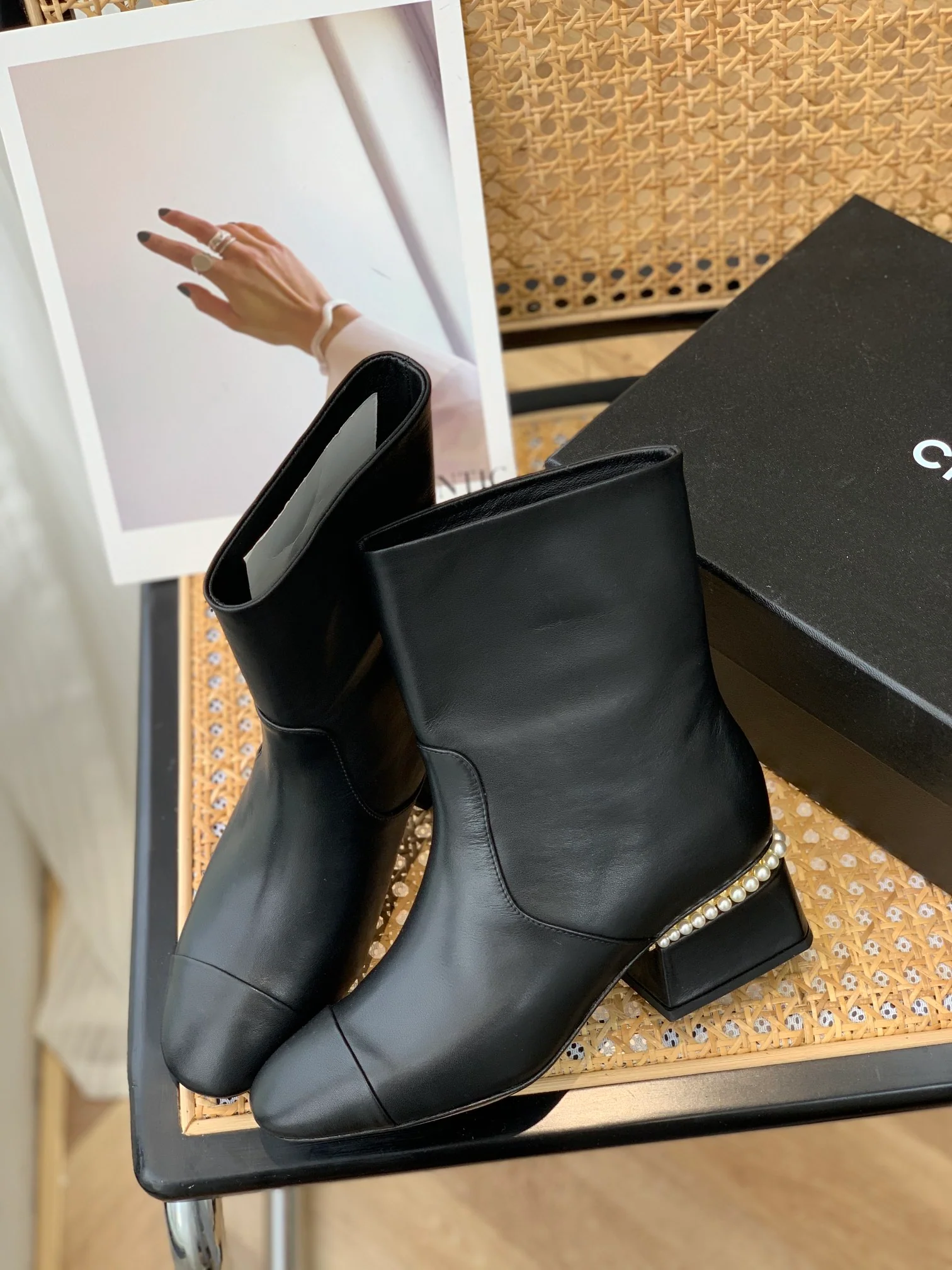 Chanel - Классические ботильоны на каблуке с круглым носком и жемчужной отделкой