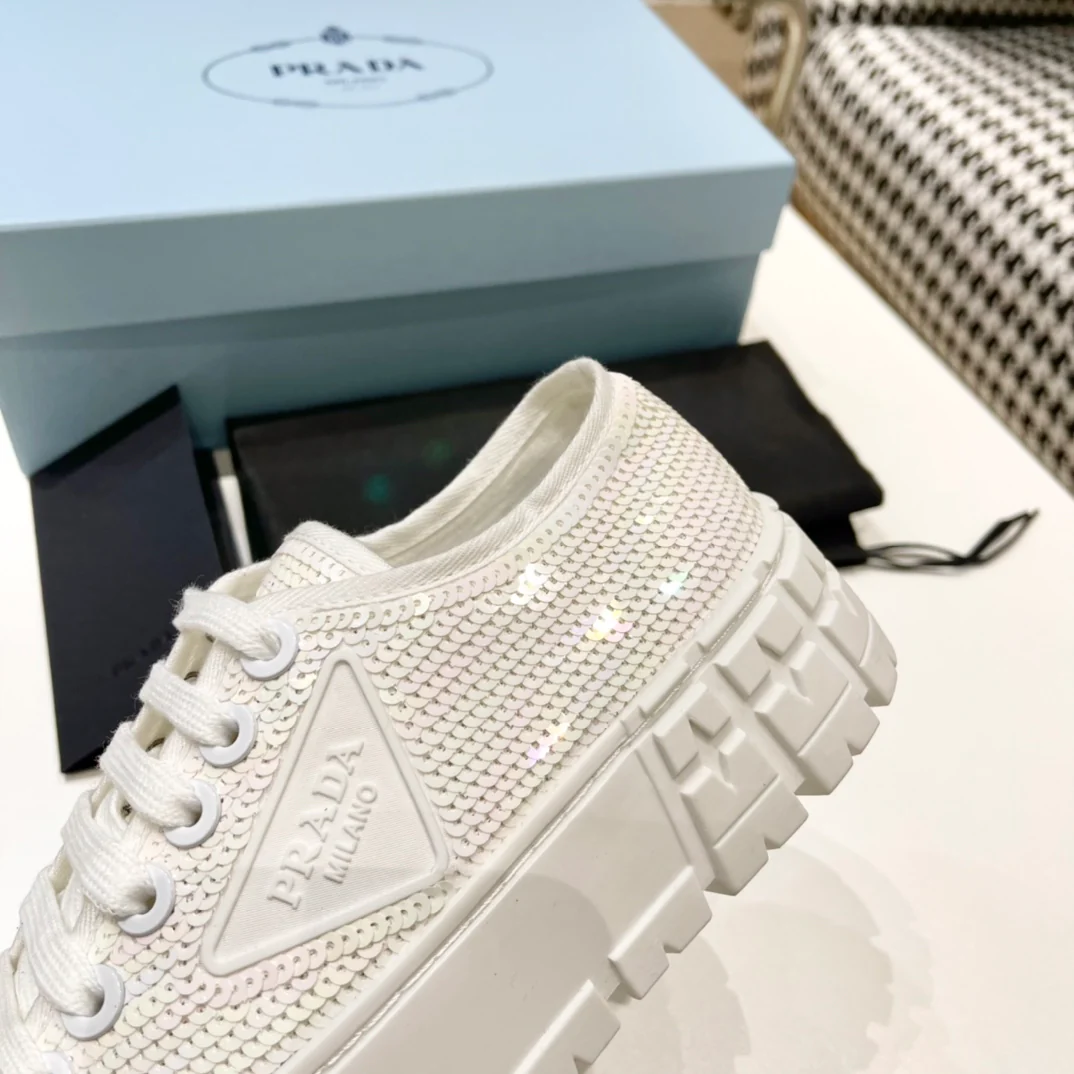 Обувь Prada - кроссовки Prada на платформе с пайетками - белые