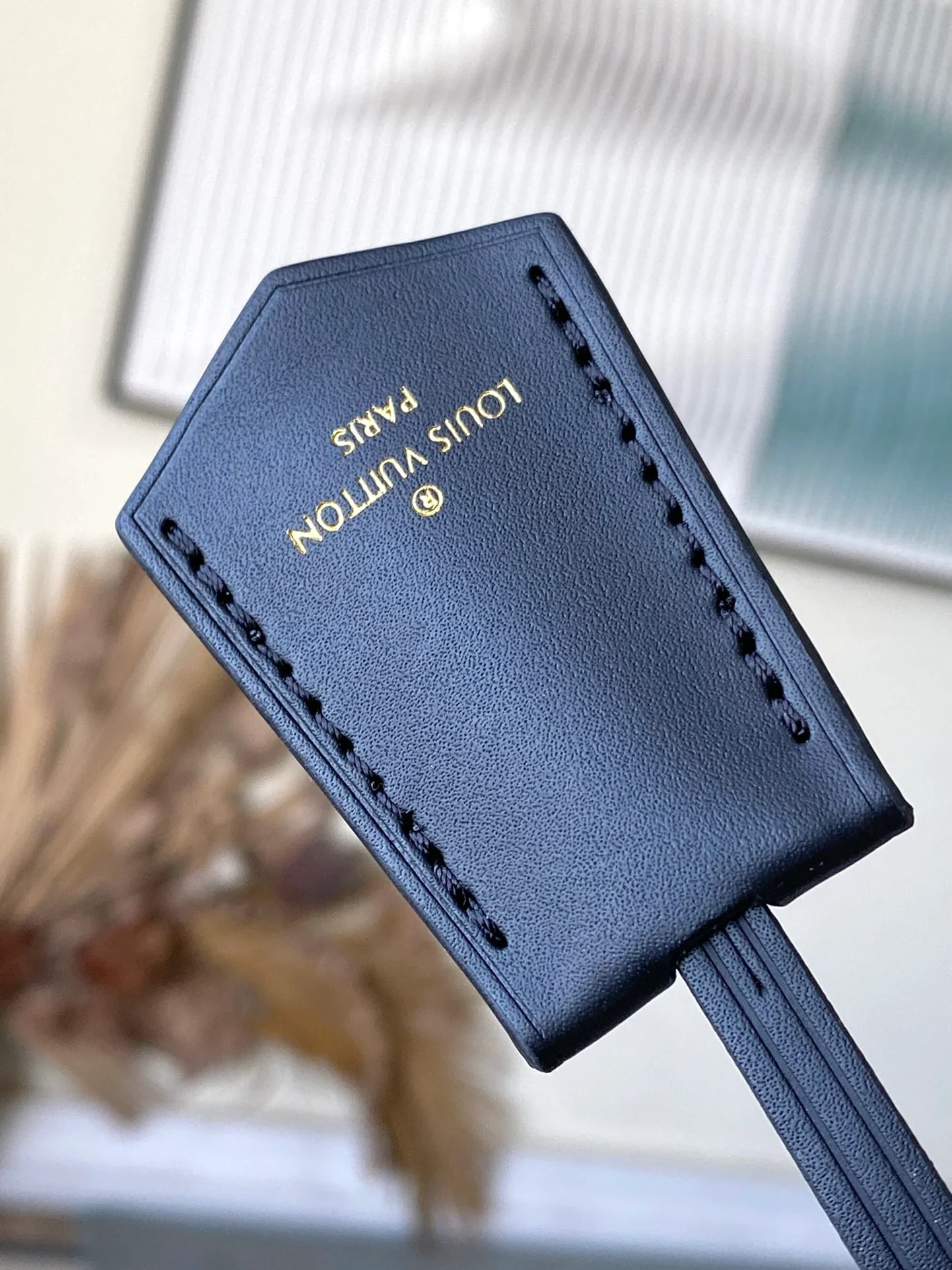 m23666-LV-nicolas-ghesquiere-shell bag-white