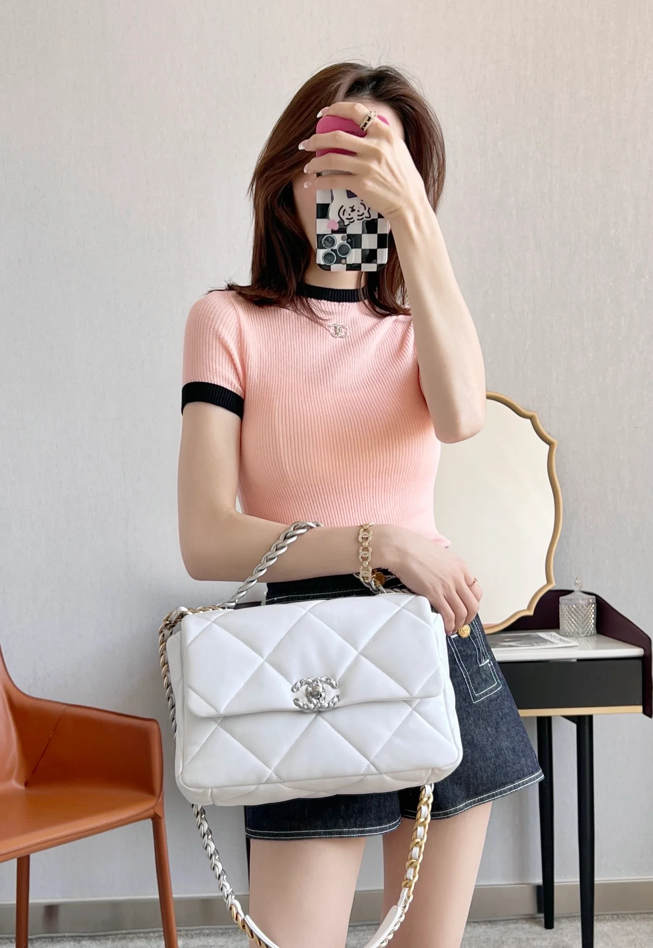 Сумка Chanel 19 — белая с серебристой фурнитурой — средний размер — на фото в ношении.