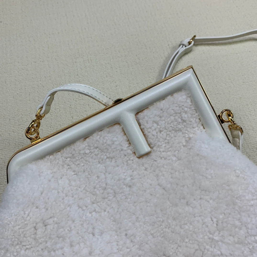 Маленькая белая шерстяная сумочка Fendi-first