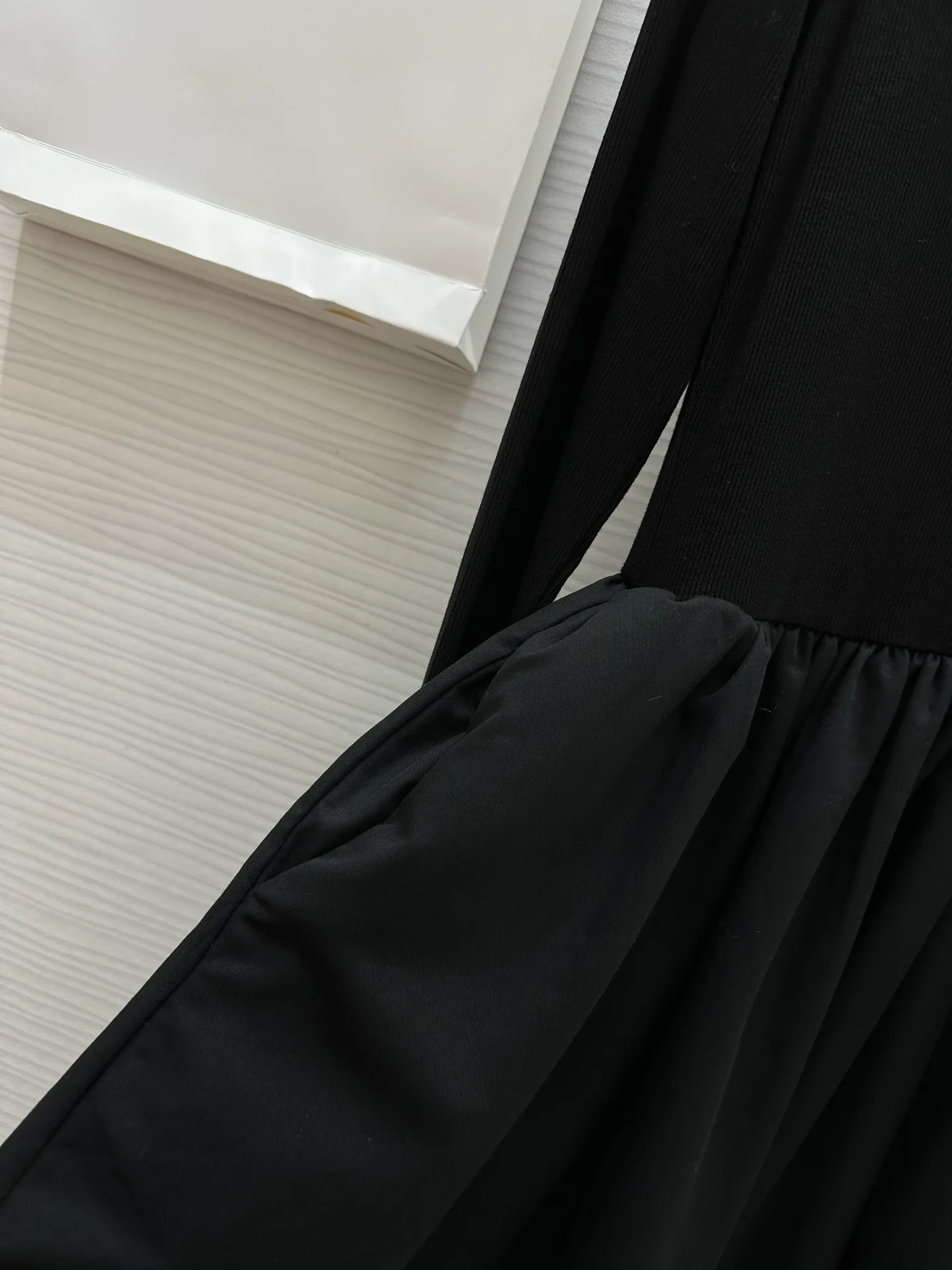 Новый комбинезон Celine с U-образным вырезом, весна/лето 2024.