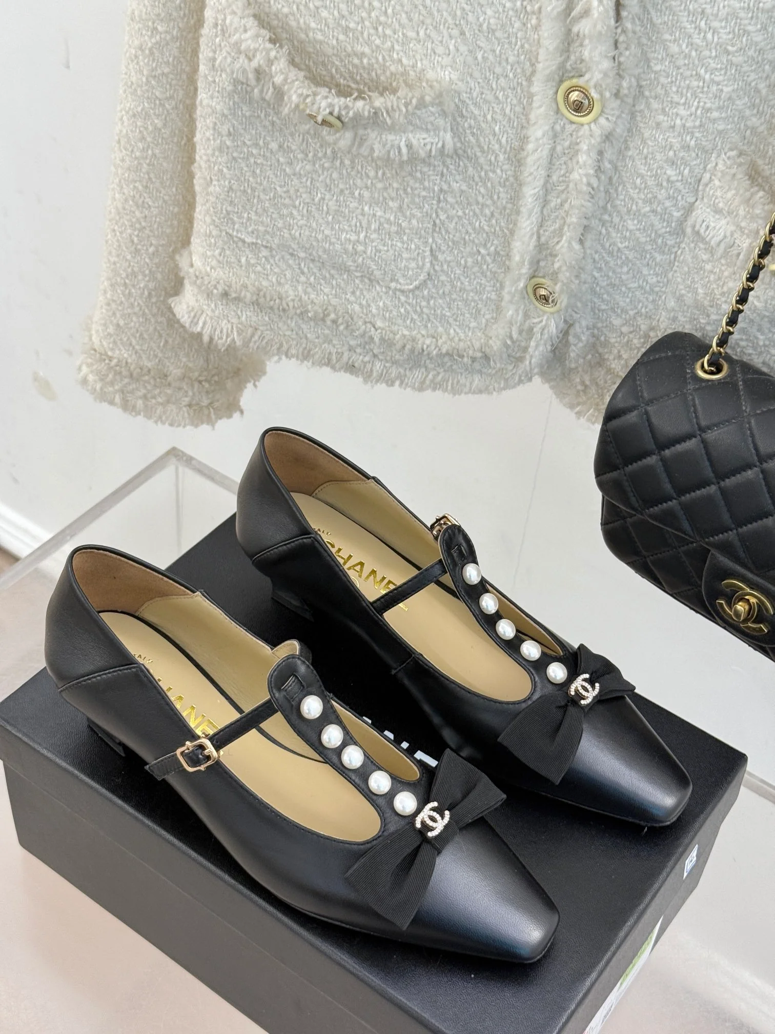 Туфли-мэри-джейн Chanel 2024 с жемчужным верхом - черные