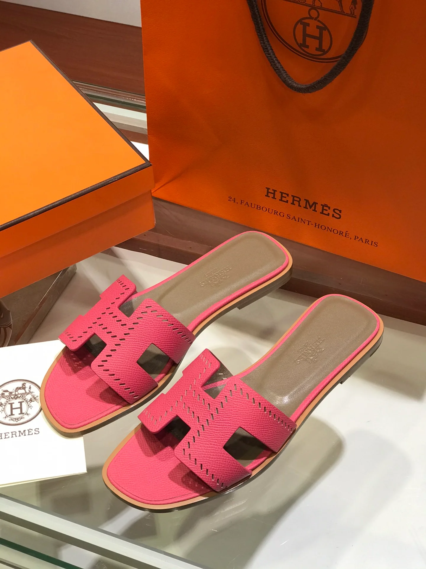 Новинка весны 2022 года от Hermes - плоские тапочки H - 5