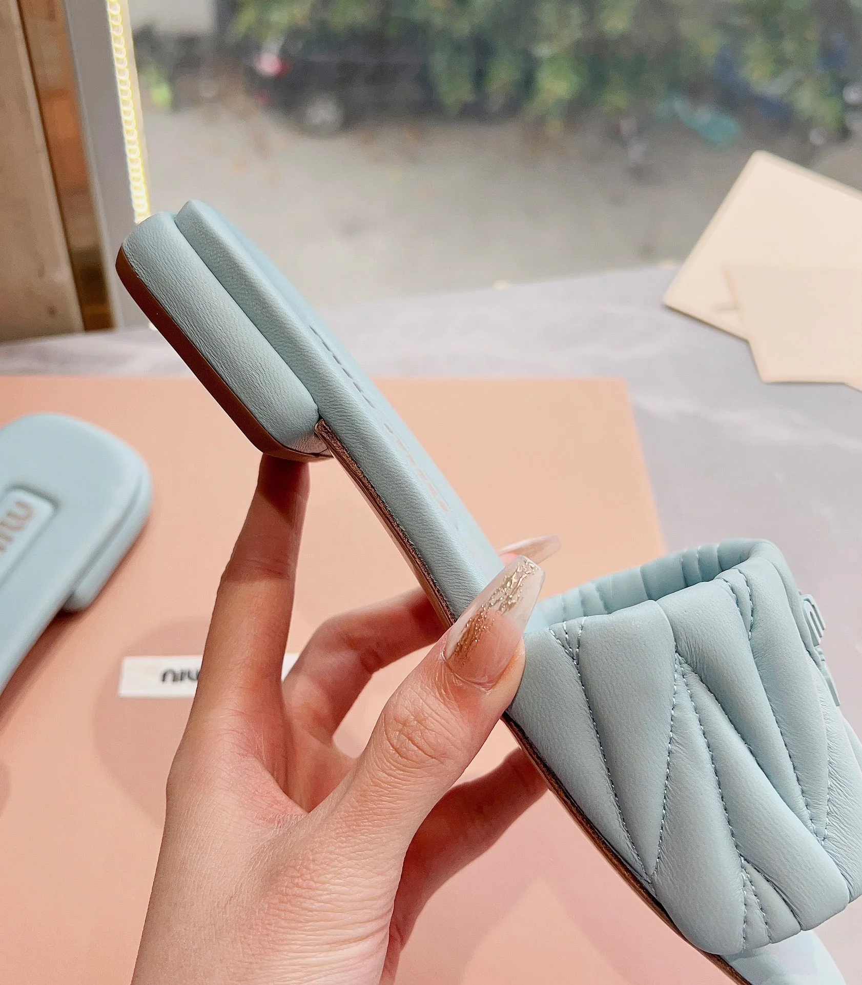 Новинка сезона весна/лето 2023 от Miu Miu - плоские тапочки из овечьей кожи - светло-серые.