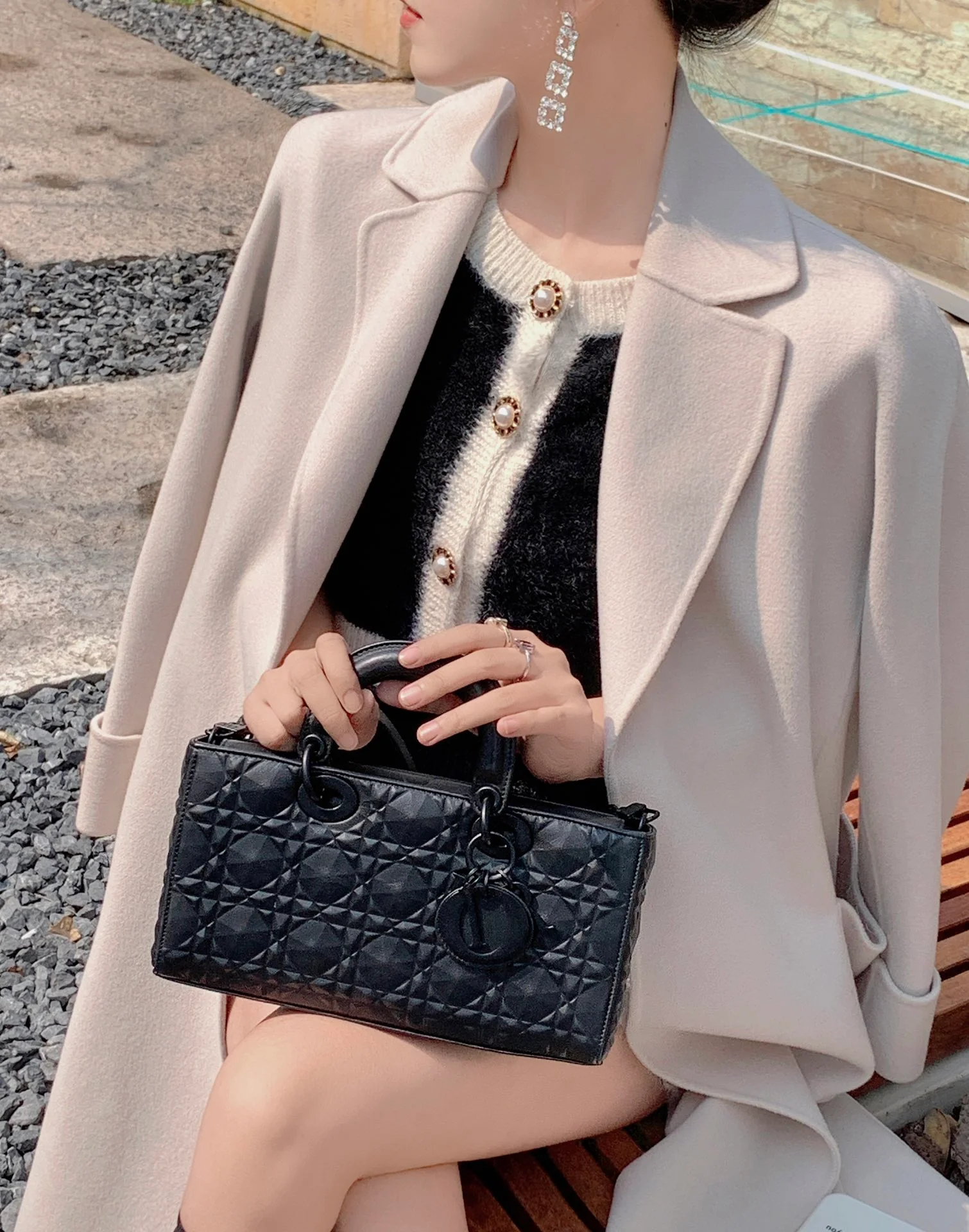 Сумка Dior Lady D Joy — из телячьей кожи с ромбовидным узором — черная.