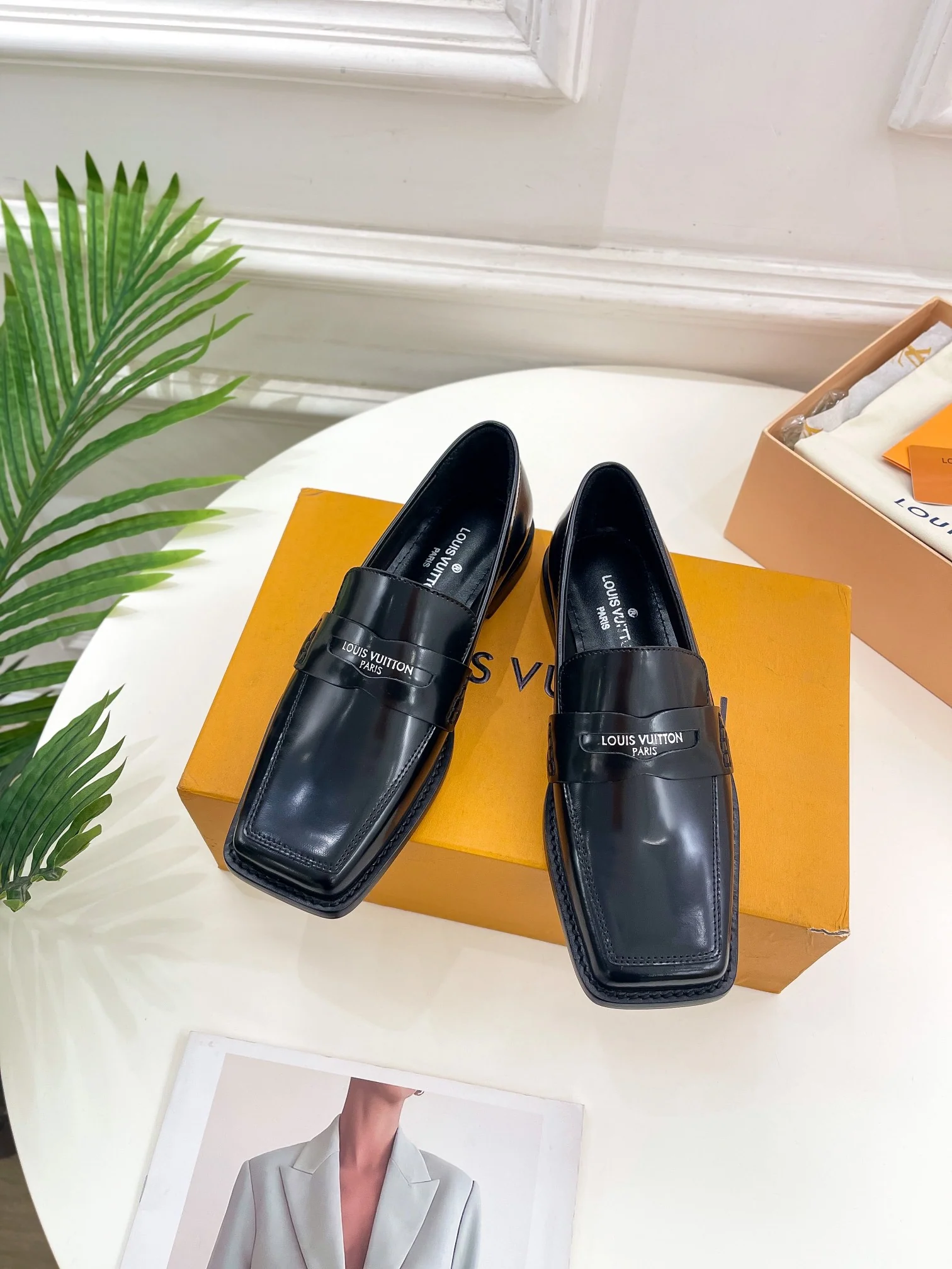 Новинка весны 2023 года от LV — кожаные туфли с квадратным носком.