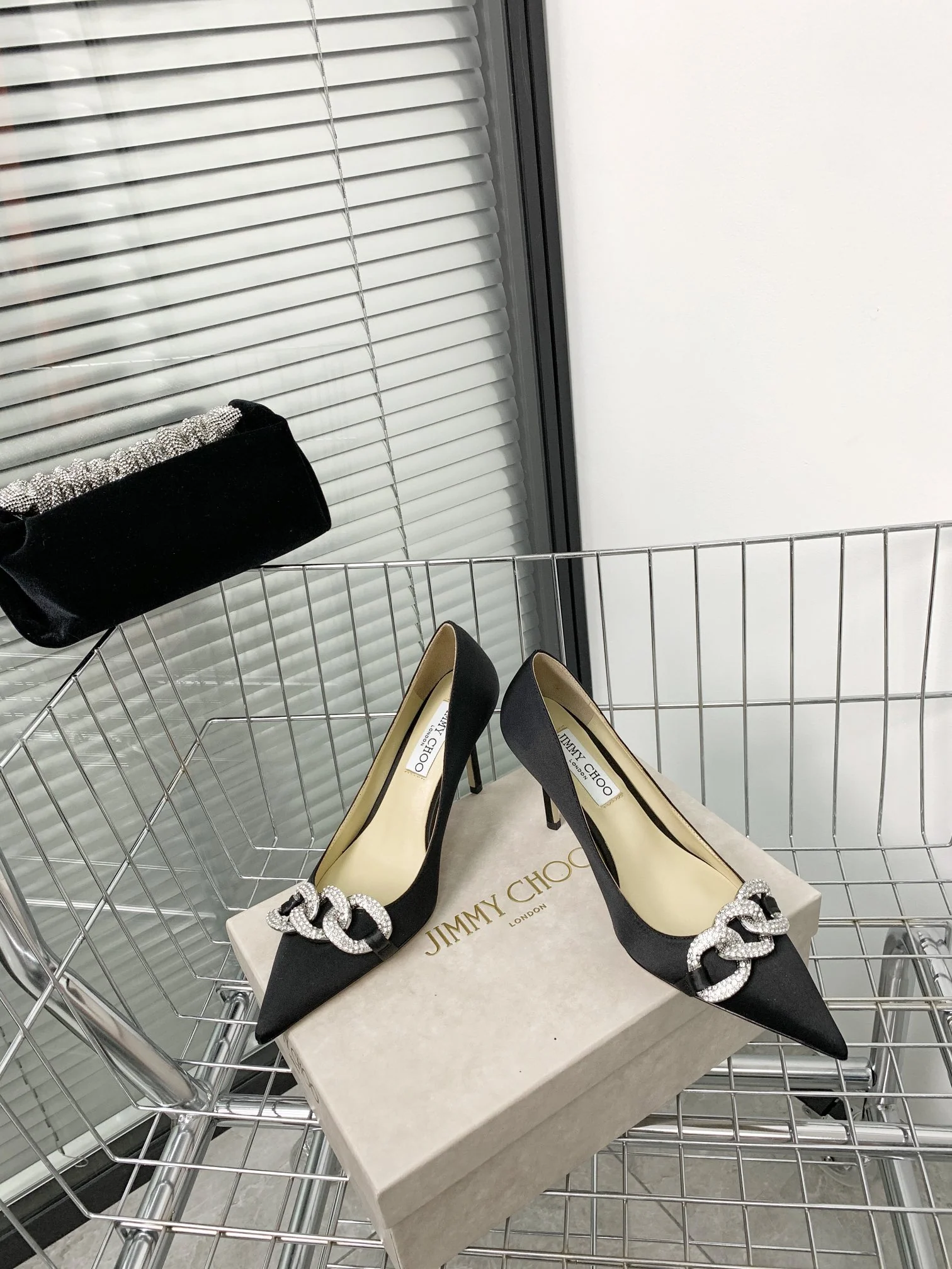 Новинки коллекции Jimmy весна/лето 2022 — туфли на высоком каблуке с кристальной цепочкой.