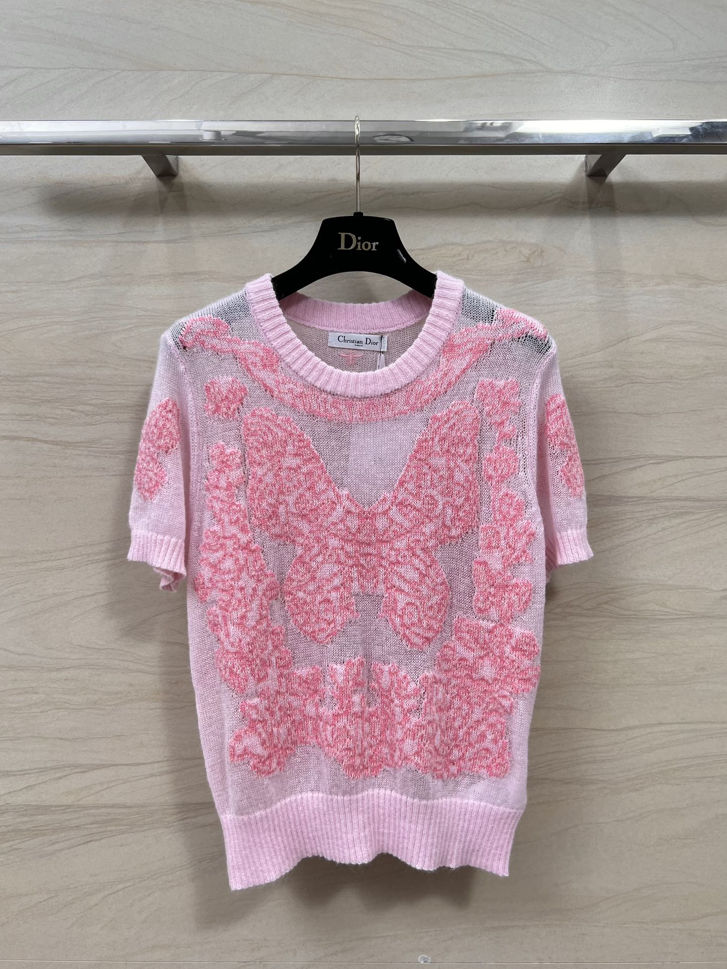 Dior - 2403-24 Новинка ранней весны. Топ с короткими рукавами из кашемира с вышивкой в ??виде бабочек и цветочных мотивов - розовый.