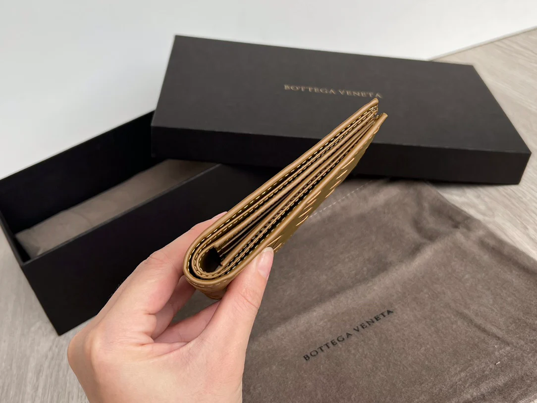 BV-中宽 编织 两折扣短夹 牛皮 11.5x9.5cm