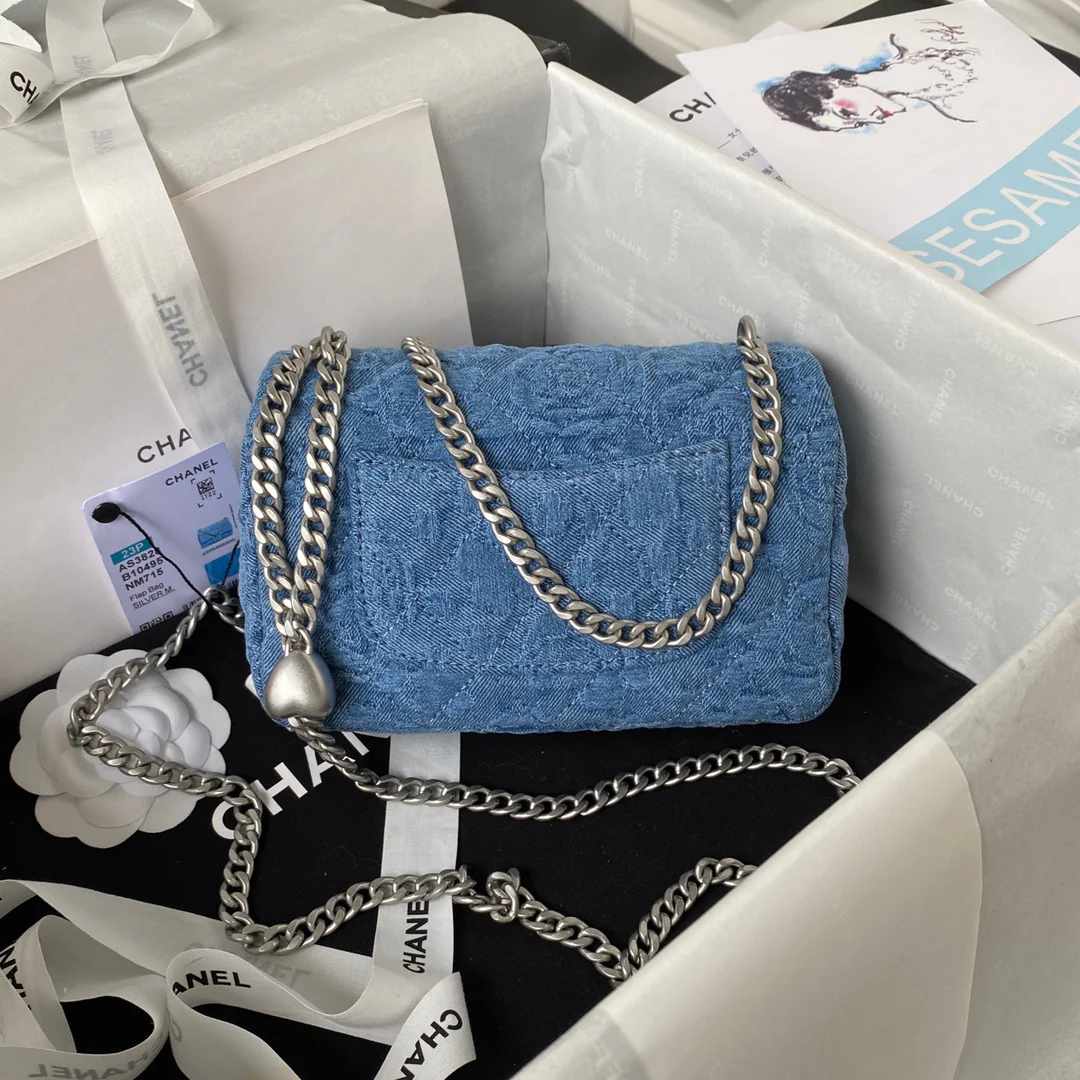 Новинка сезона весна/лето 2023 от Chanel - Сумка для тренировок в форме сердца - CF Bag - Большой размер - Джинсовая ткань