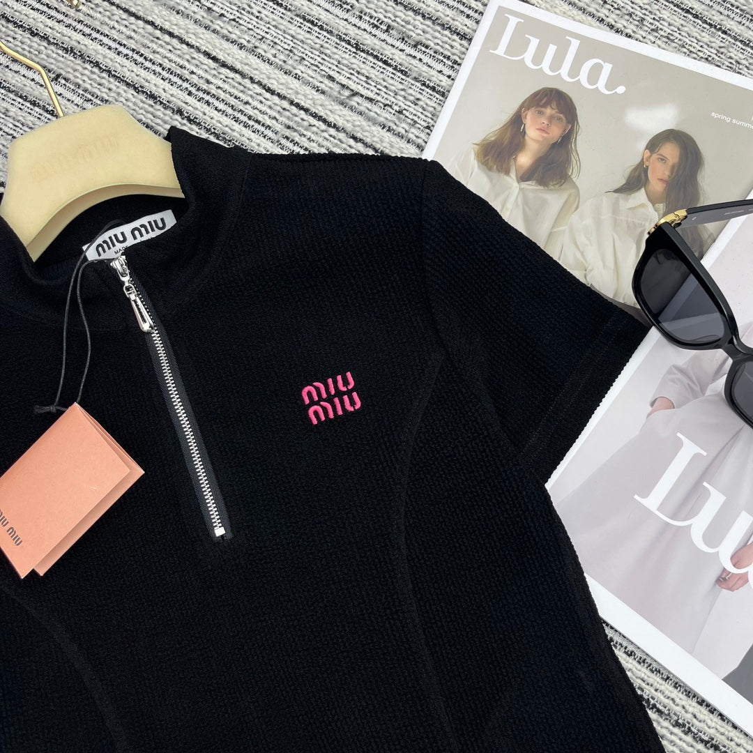 Miu Miu - 2404 - Коллекция весна/лето 2024 - Новый костюм Miu с воротником-стойкой, подплечниками и приталенным силуэтом - Черный