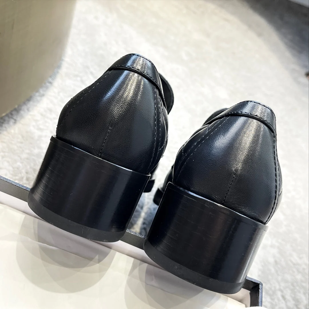 Новинка сезона весна/лето 2023 от Chanel — массивные лоферы в форме сердца с пряжкой.