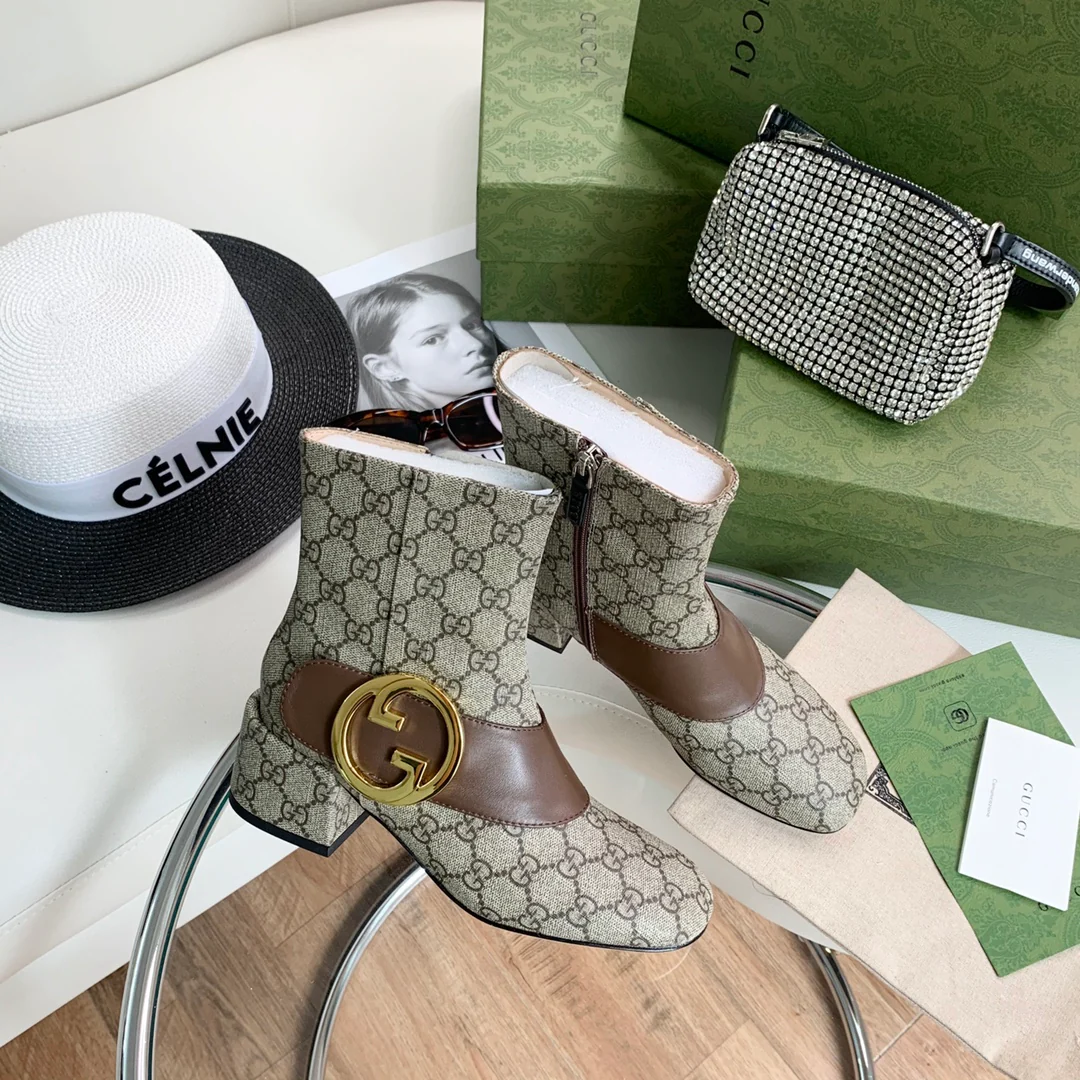 Новинка сезона осень/зима 2022 от Gucci - Классические ботильоны с золотой пряжкой - Монограммная канва.