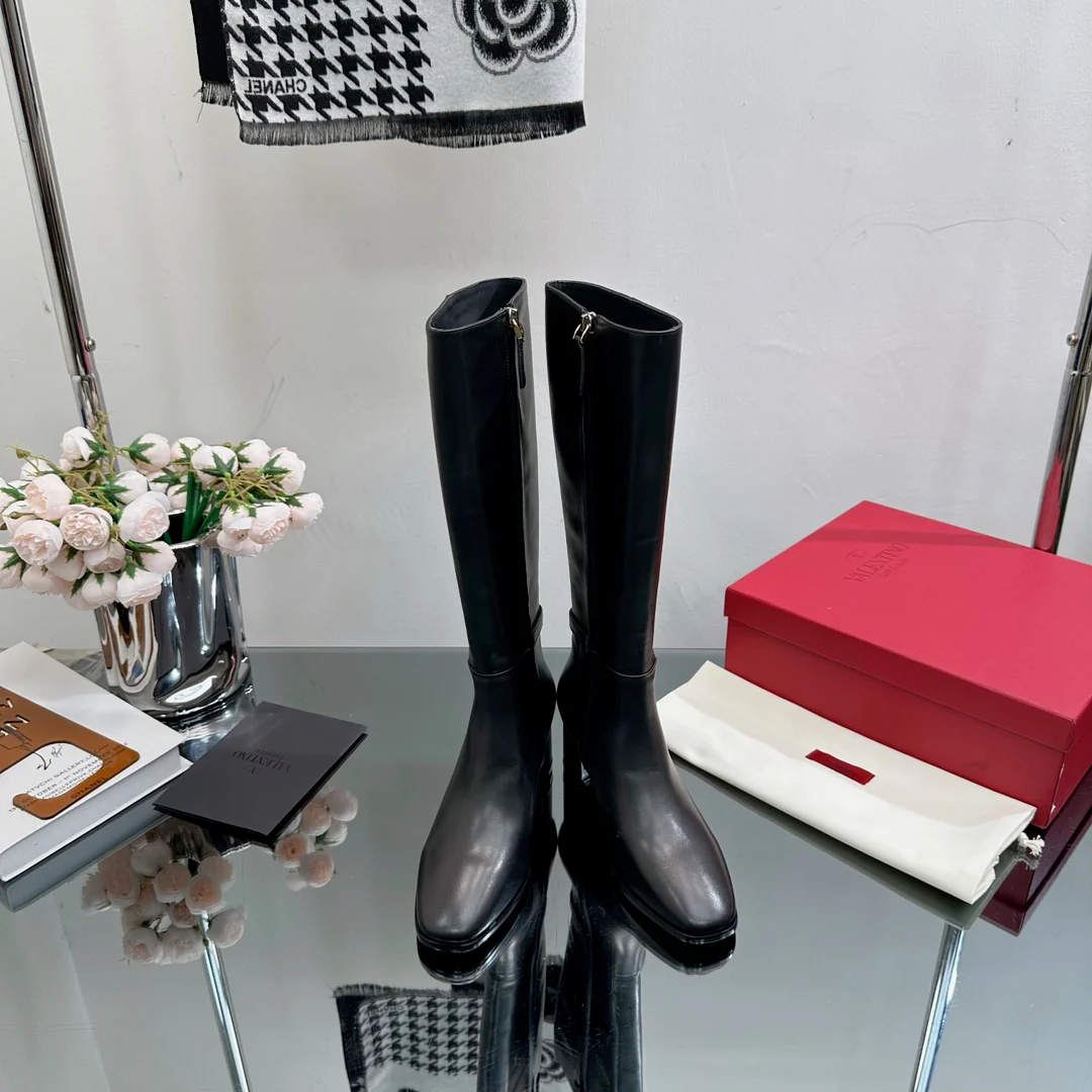 Новинка сезона осень/зима 2023 от Valentino — Ботильоны на массивном каблуке с V-образным логотипом — Черные