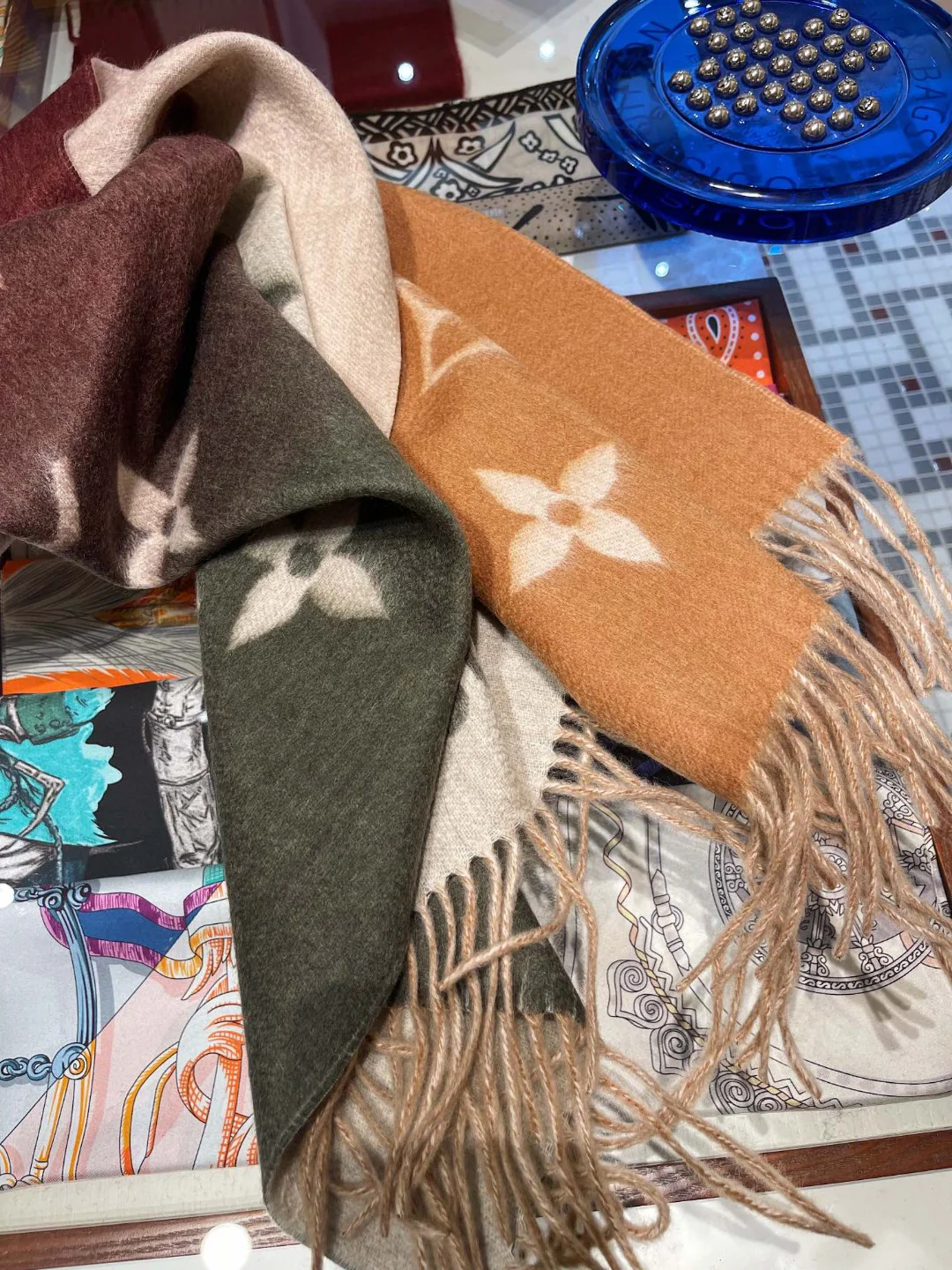 Бестселлер — шарф LV Reykjavik Gradient из 100% кашемира.