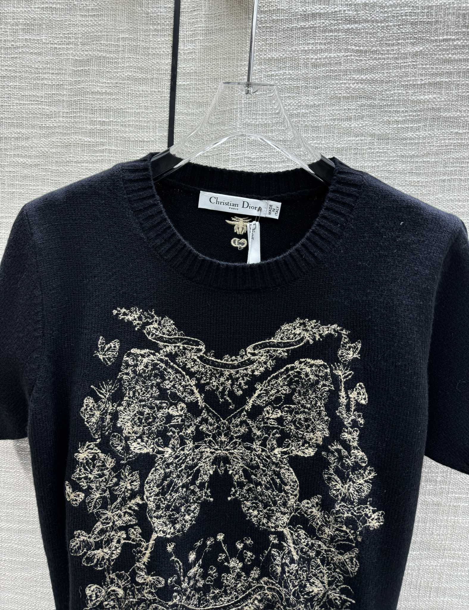 Вязаный топ Dior 2403 с вышивкой и короткими рукавами, украшенный цветочным узором в виде бабочек — черный.