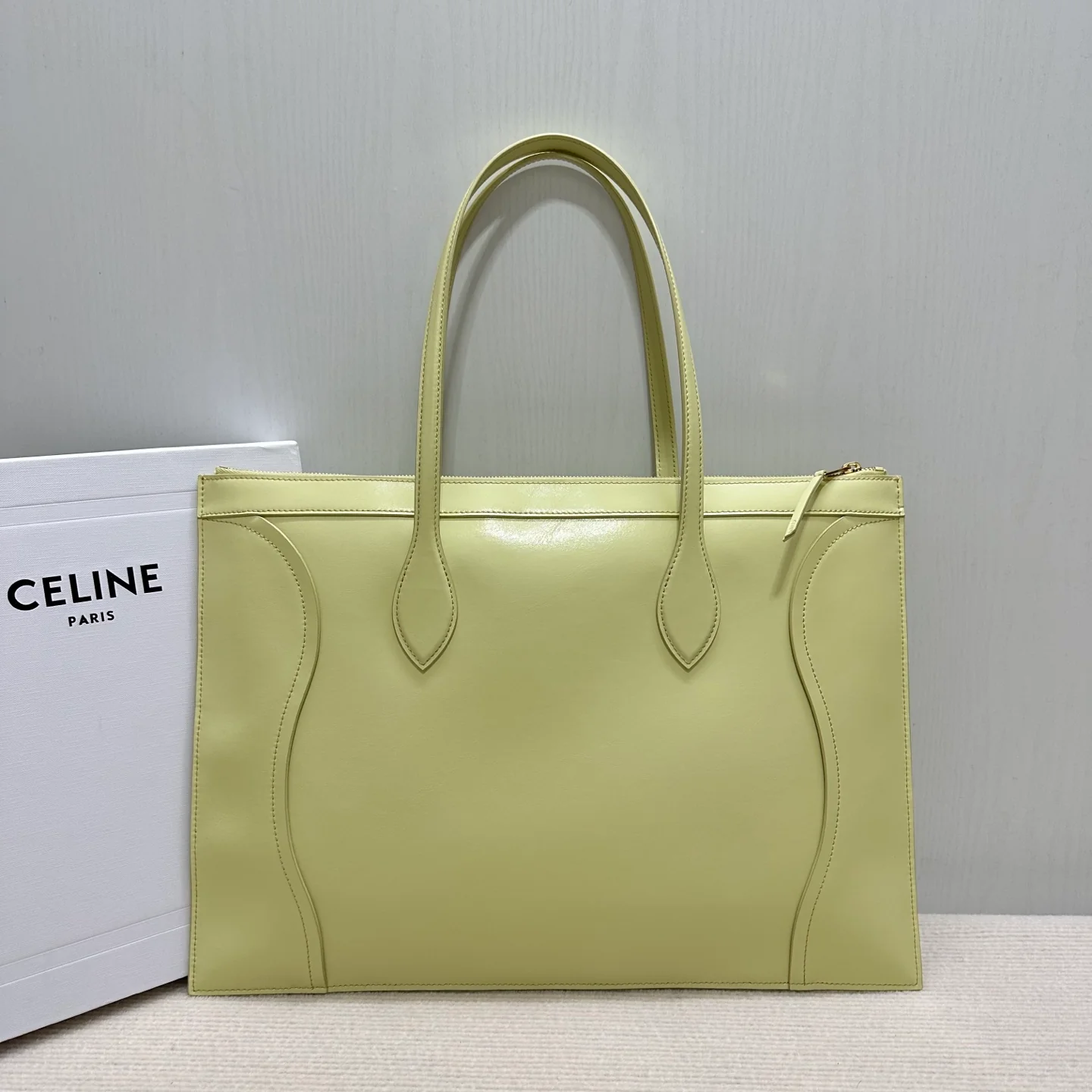 Новинка сезона весна/лето 2026 от Celine - Сумка с изображением смайлика - Желтая