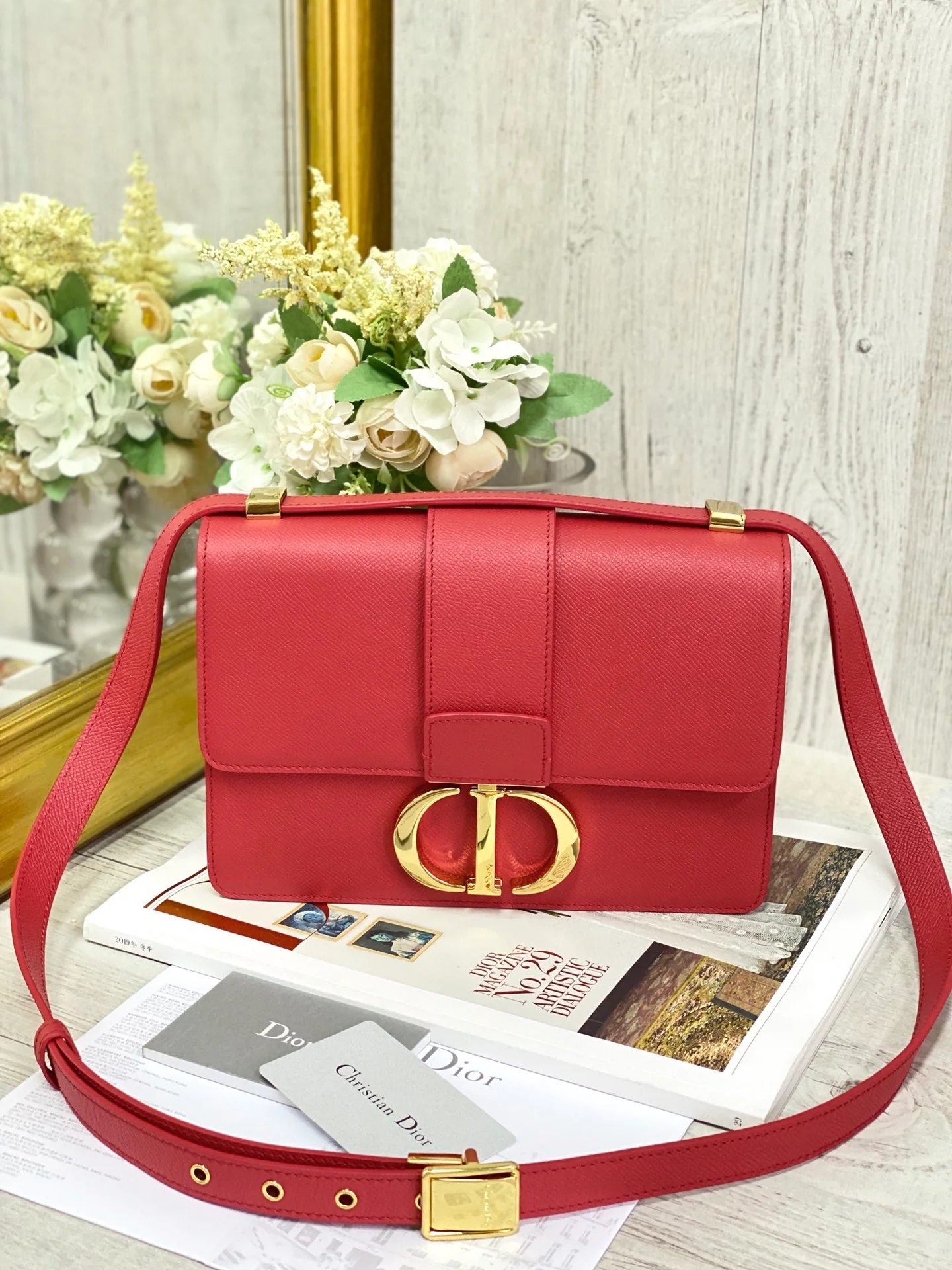 Часы Dior Montaigne серии 30, 24 см, телячья кожа с принтом в виде пальмовых листьев, красная кожа с золотой фурнитурой.