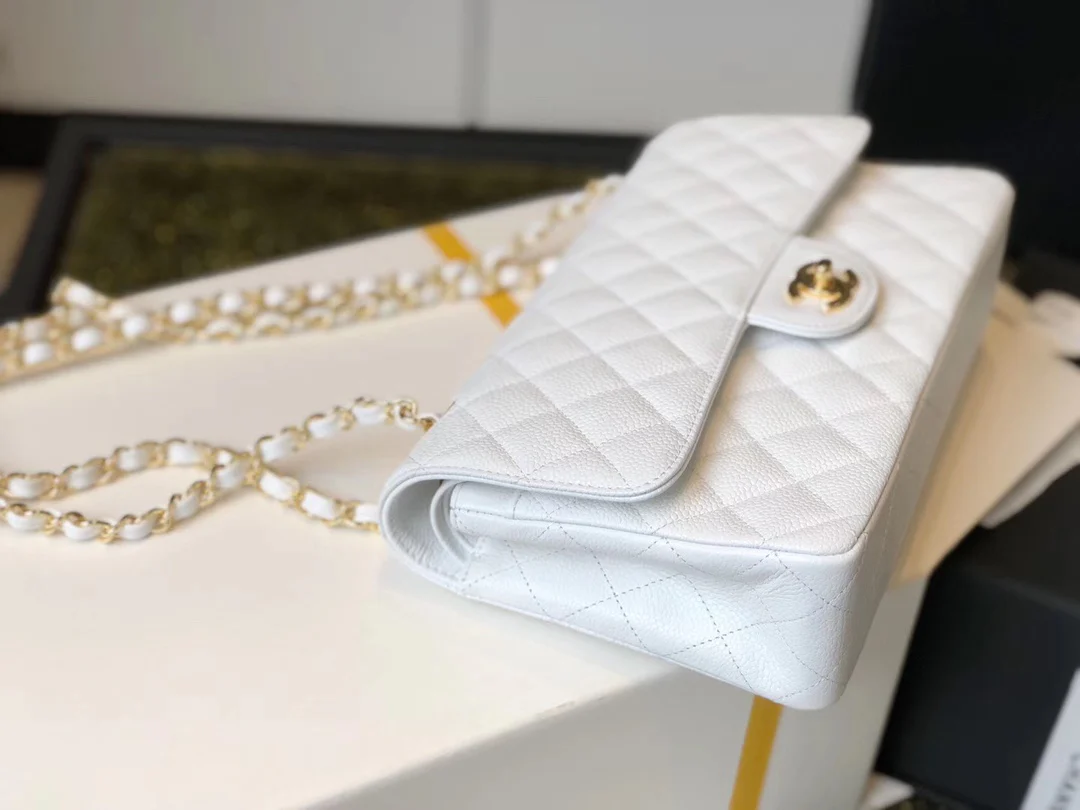 Сумка Chanel CF - икорная кожа - белая с золотой фурнитурой - 25 см