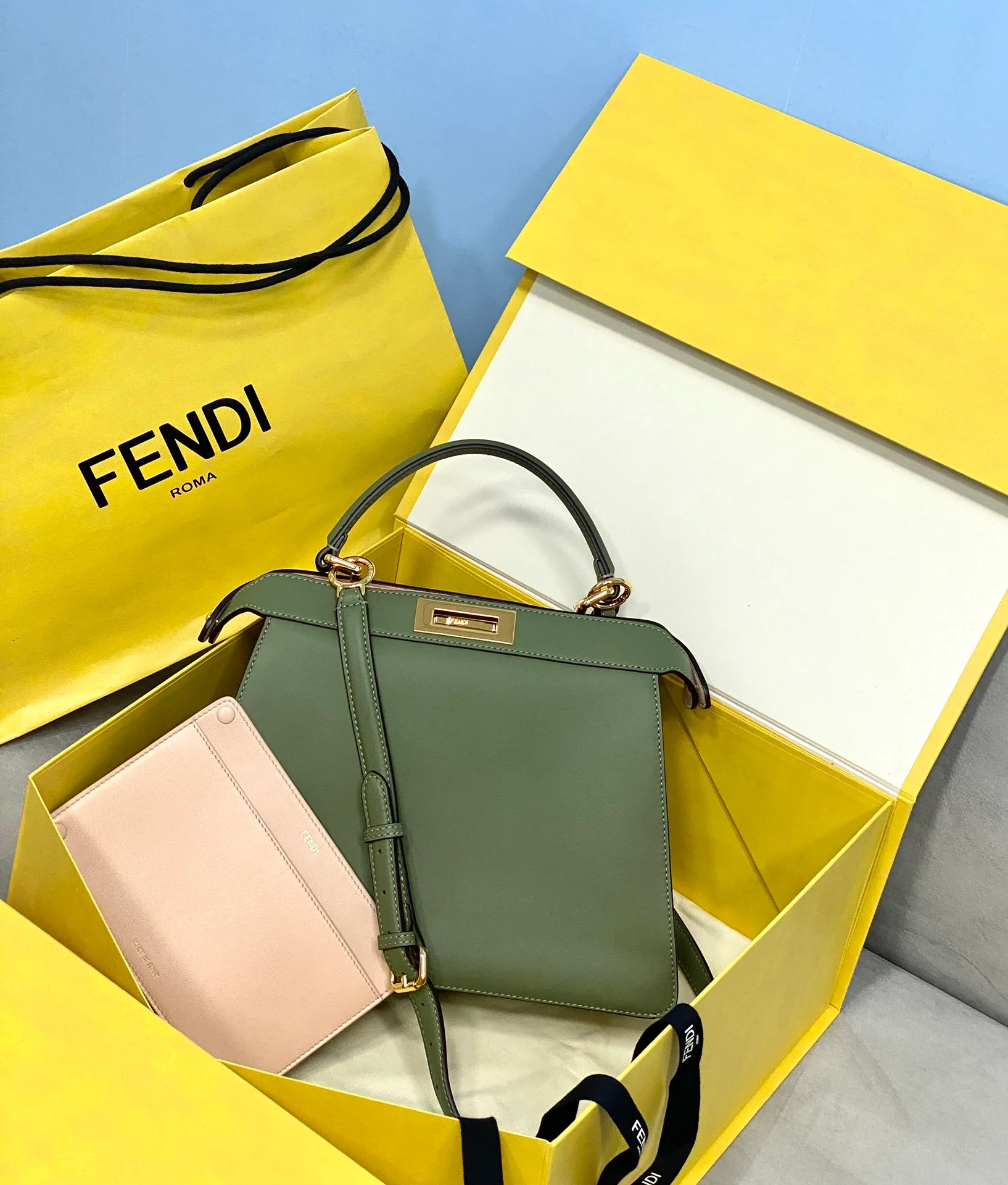 Fendi Peekaboo i-seey Средне-зеленая кожаная сумка