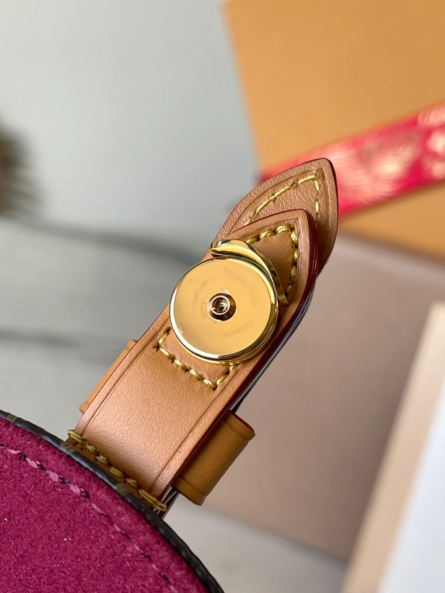 m46643-LV-Classic Shield Bag-Small