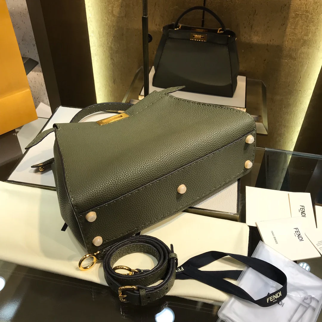 Сумка Fendi Peekaboo Medium из черной кожи - 1 шт.