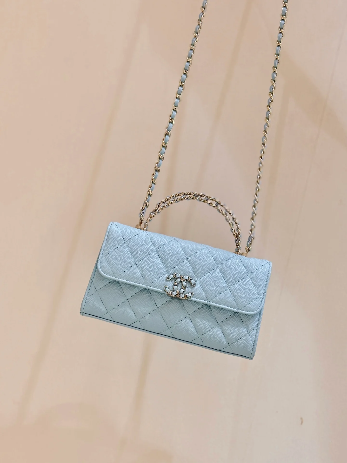 Сумка Chanel 25s Kelly Handle Bag, горизонтальный стиль, нежно-голубой.