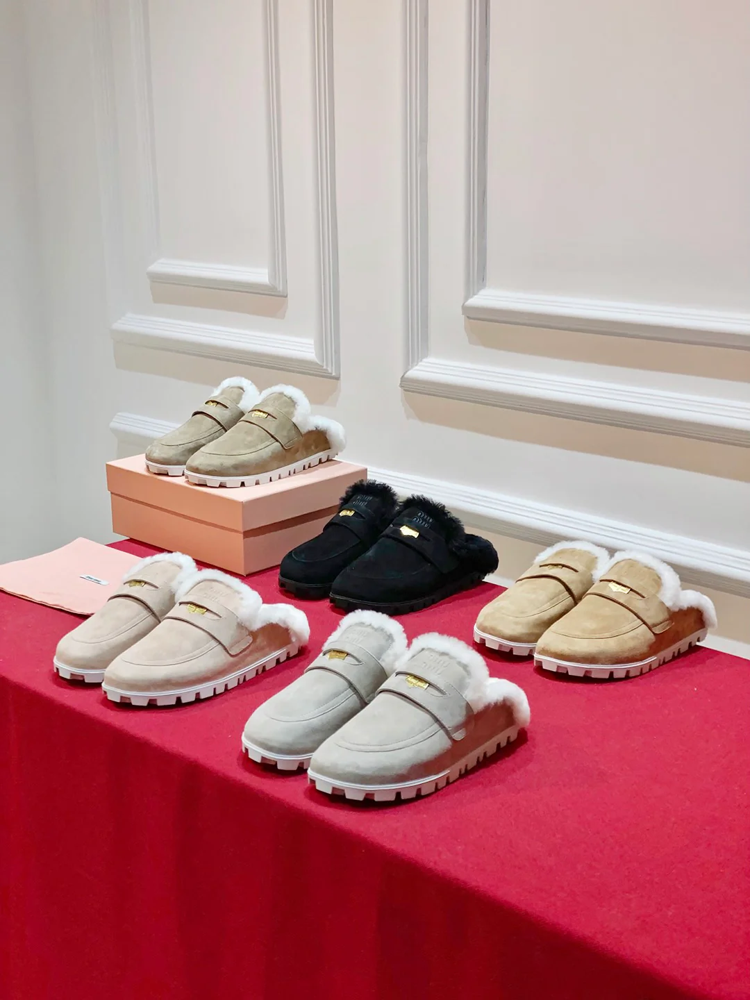 Новинка сезона осень/зима 2023 от Miu Miu - Меховые тапочки с золотой пряжкой - Светло-серые