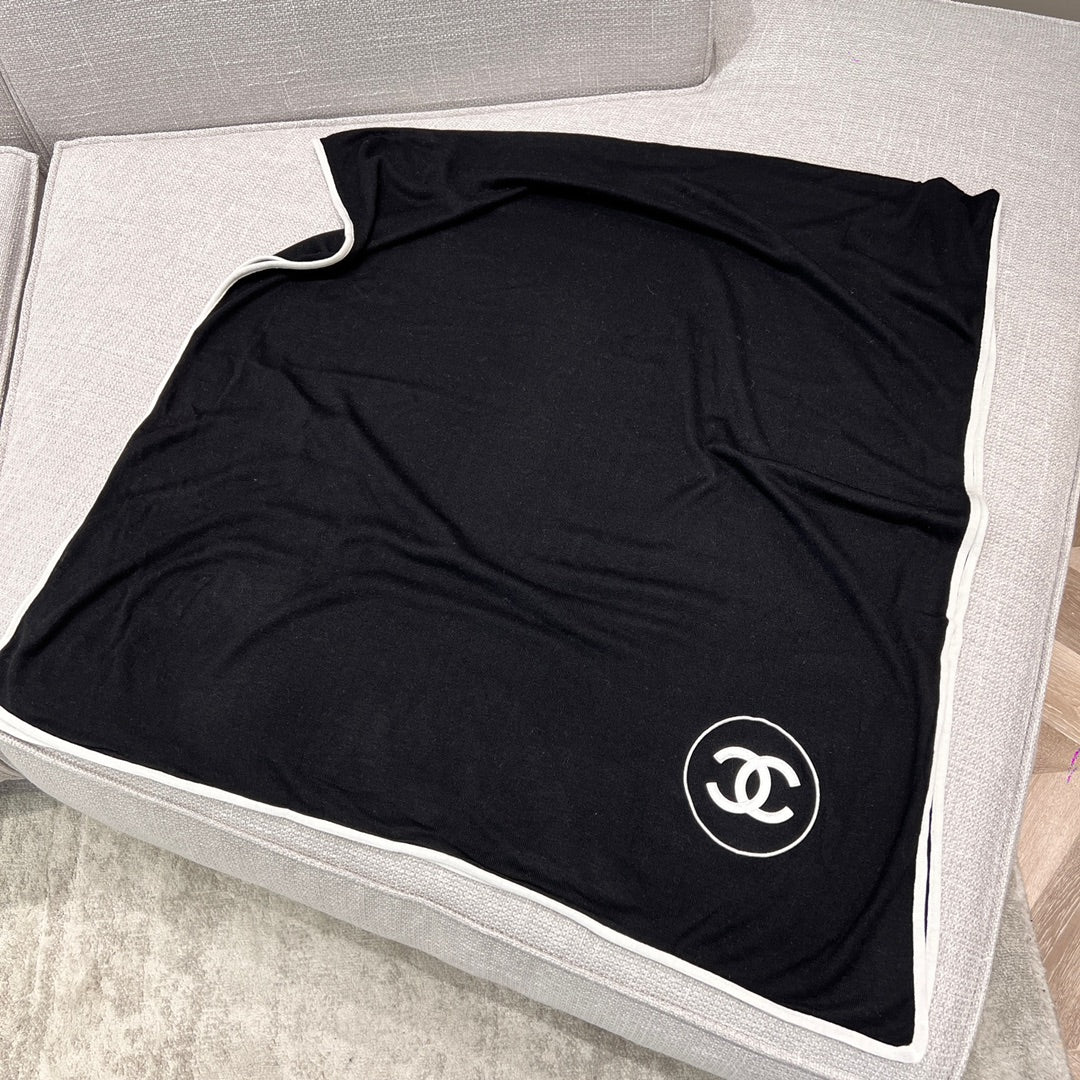 Кашемировый шарф Chanel 2024 с двойным логотипом C — черный