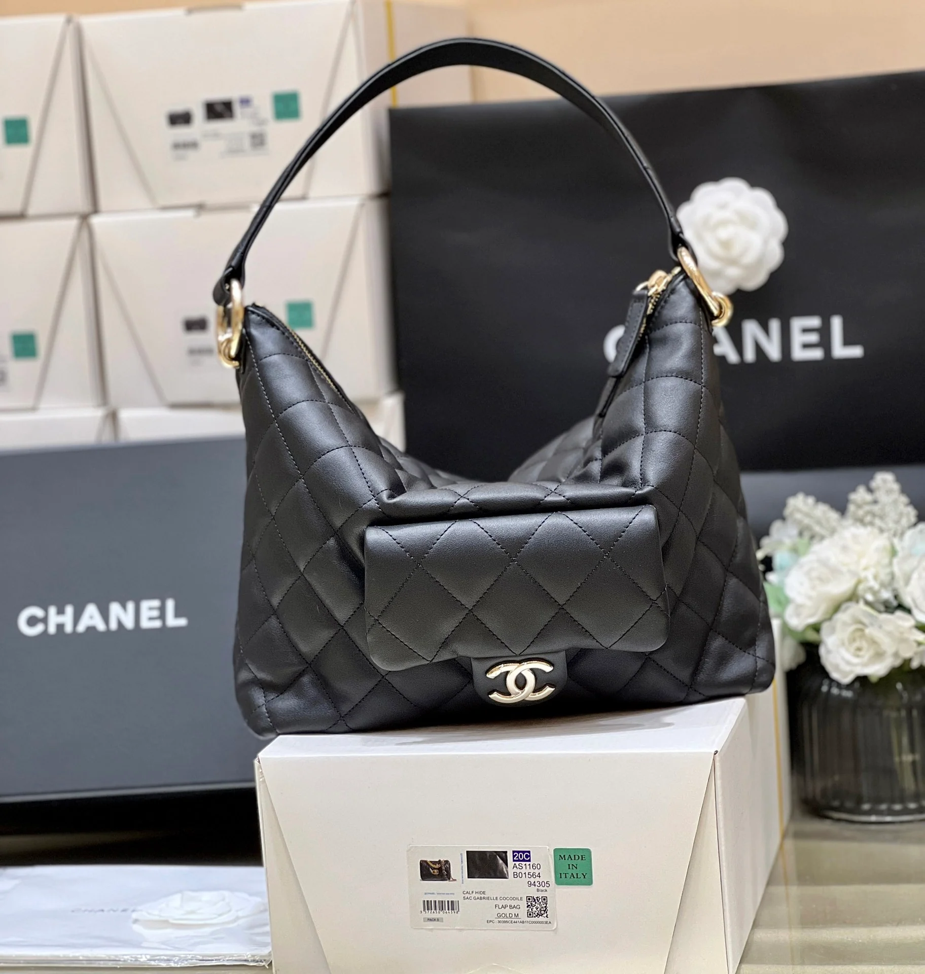 Коллекция Chanel осень/зима 2023 - Сумка-хобо в стиле хиппи - Овечья кожа - Черная