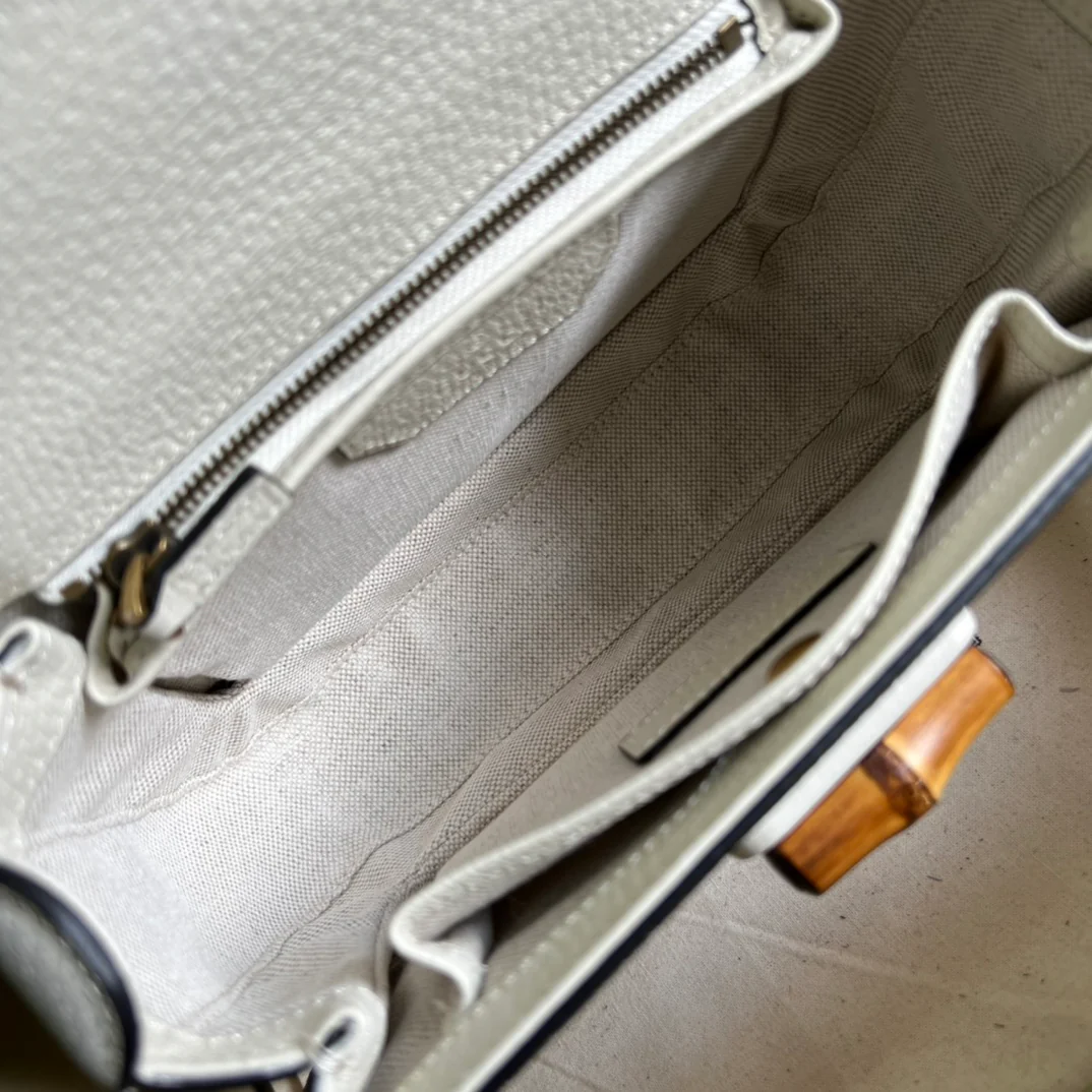 Сумка Gucci из бамбука с маленькой ручкой.