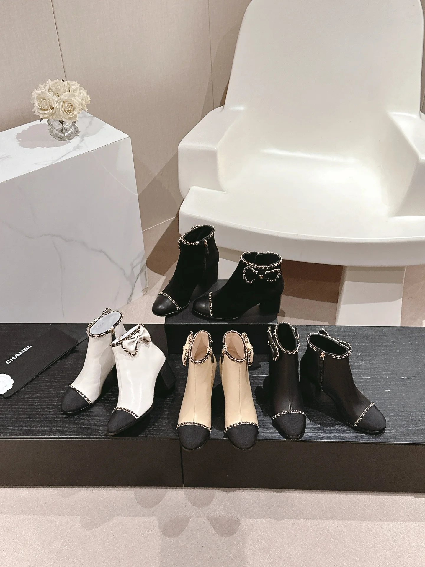 Ботинки на высоком каблуке Chanel Ribbon 2024 — изображение из коллекции.