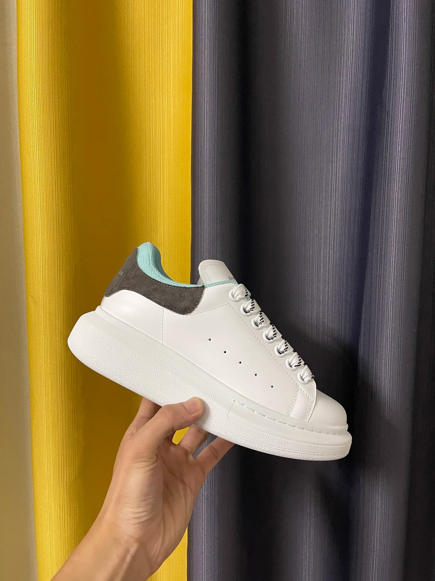 Классические белые кроссовки McQueen - унисекс - темно-серый замшевый каблук - светло-голубая подкладка