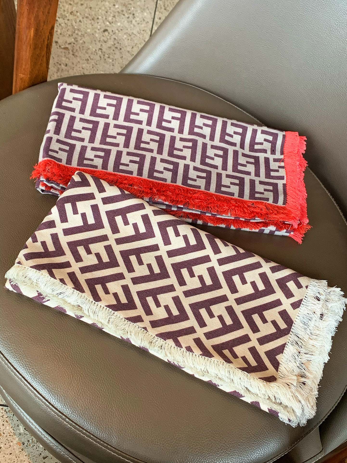 Двусторонний бархатный шарф Fendi с монохромным принтом - 140 см - Высококачественный двусторонний принт, натуральный материал - 1 шт.