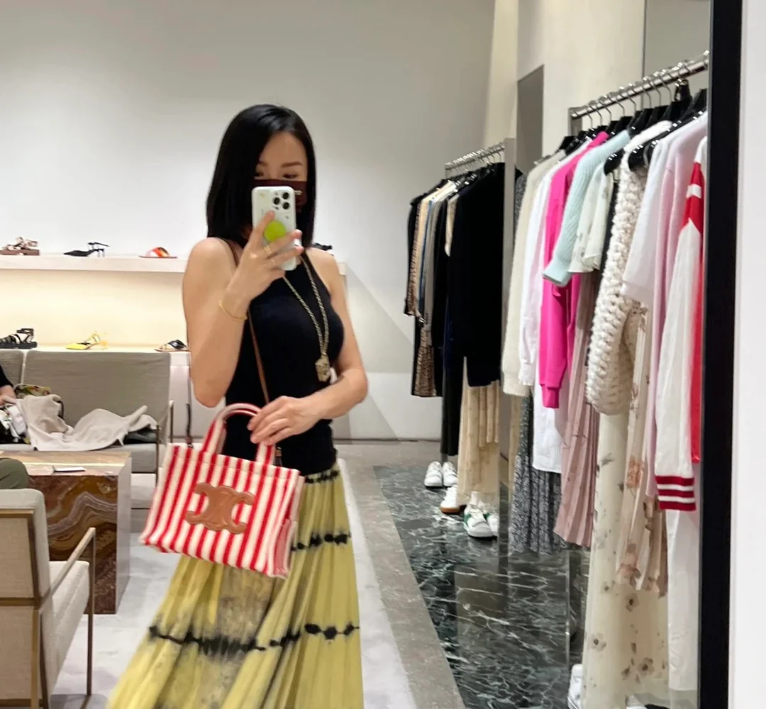 Сумка-шоппер Celine Cabas Thais в полоску из холста — маленькая, красно-белая.