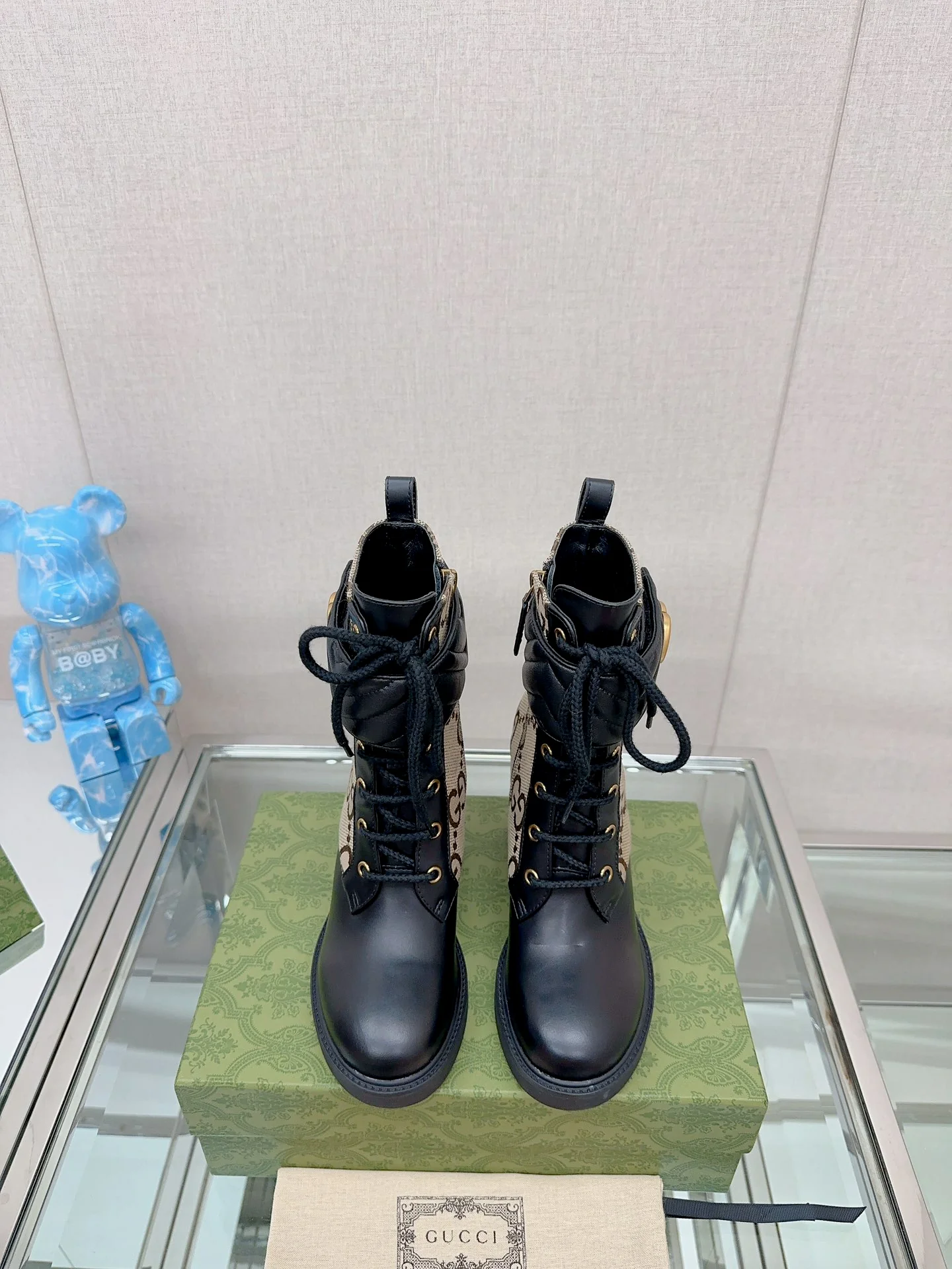 Новинка 2023 года от Gucci - Ботильоны на высоком каблуке с пряжкой и шнуровкой Double G - Монограммная канва.