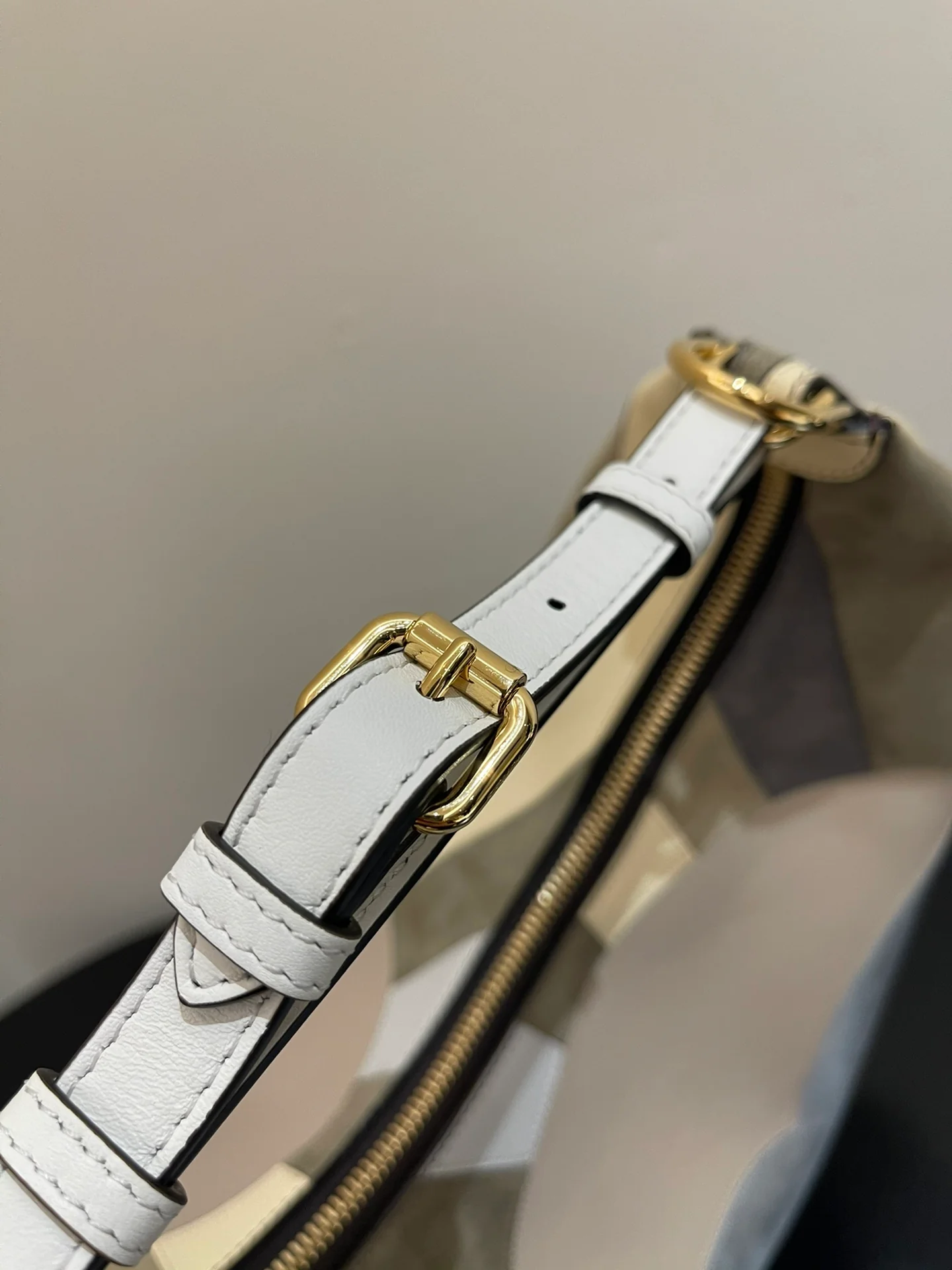 Fendi-fendigraphy - Большая сумка под мышку в форме полумесяца