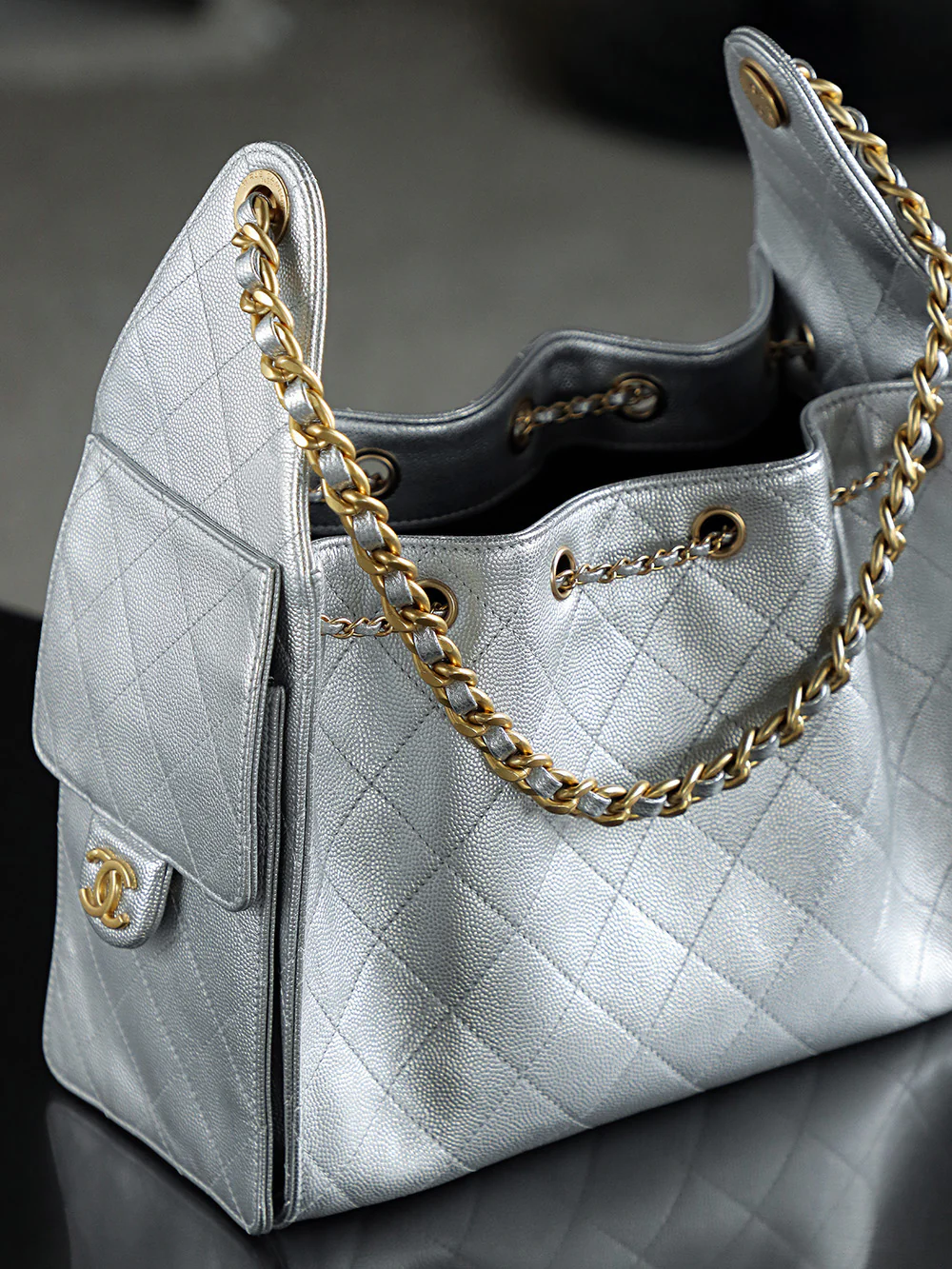 Сумка-хобо Chanel 25c Hippie, серебристая, маленькая, с золотой пряжкой.