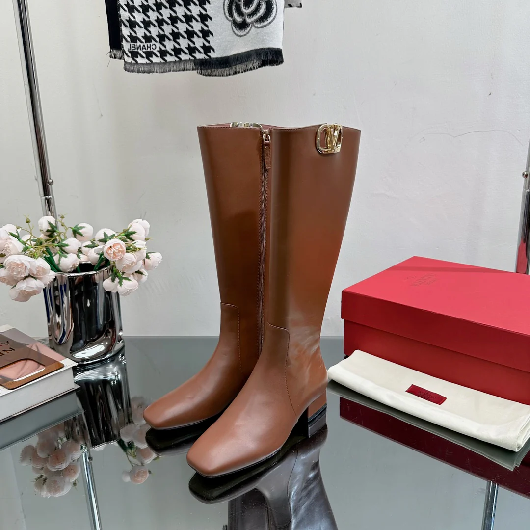 Новинка сезона осень/зима 2023 от Valentino — Ботинки на массивном каблуке с небольшим V-образным логотипом — Кофейный цвет.