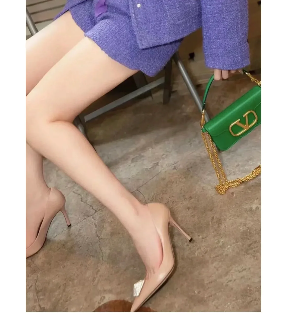 Новинка сезона ?Начало осени? от Valentino 2022 — туфли на среднем каблуке с заклепками — фотографии вживую.