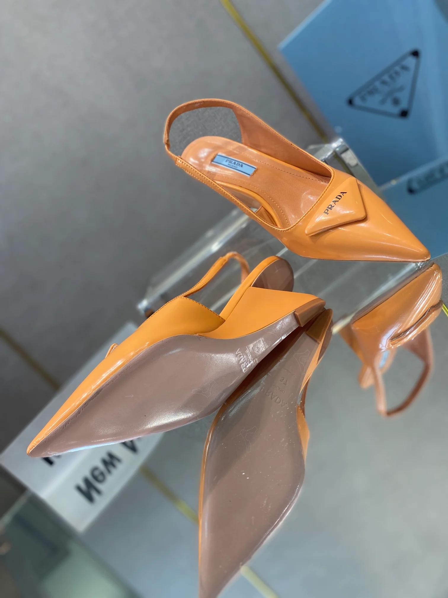 Обувь Prada - Prada - лакированные сандалии на низком каблуке - оранжевые