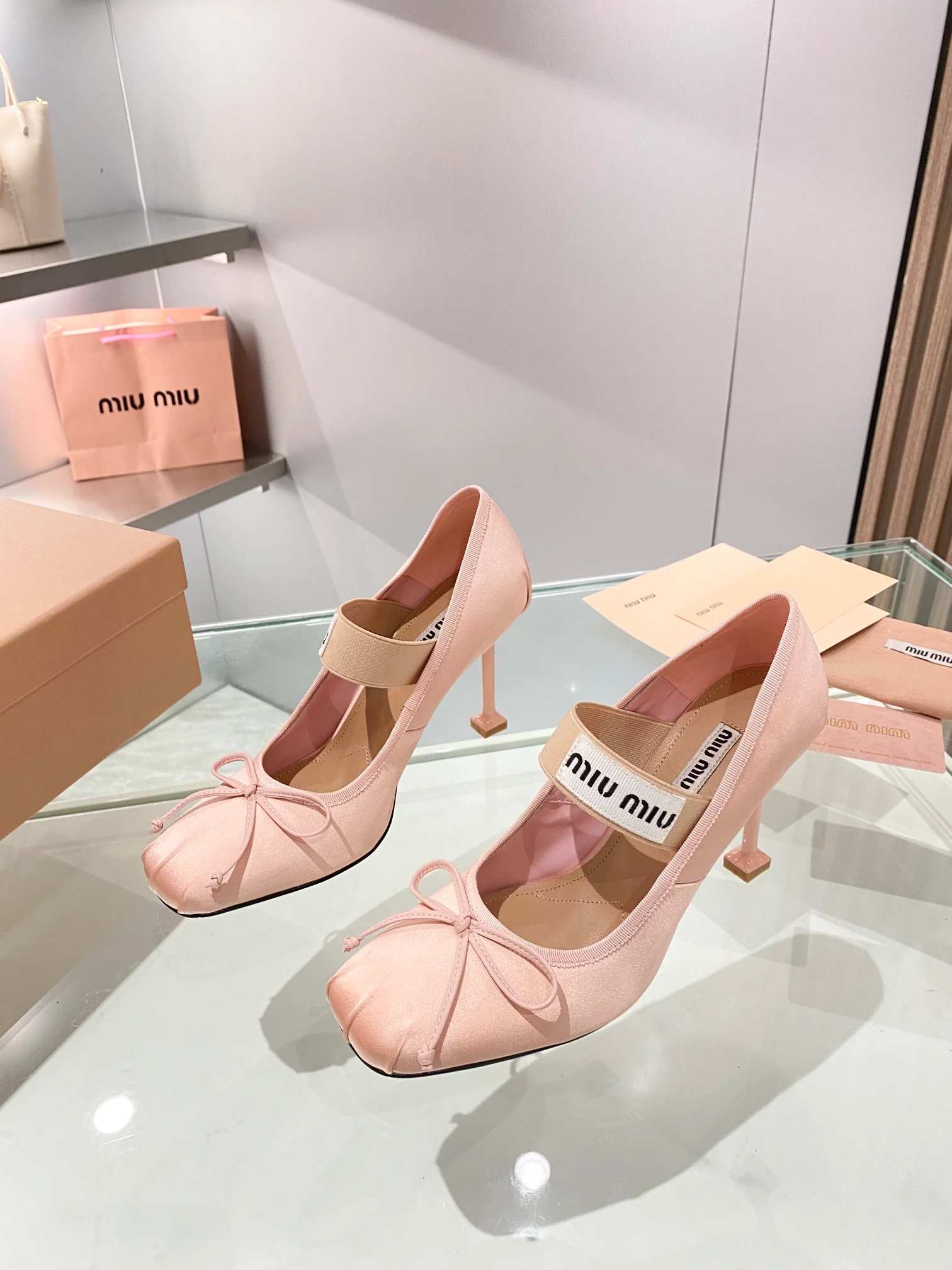 Новинка осенне-зимней коллекции Miu Miu 2023 — Балетки — Туфли на высоком каблуке — 9-5 см — Розовые