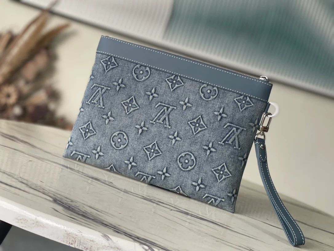 m82313 Сумочка-клатч LV Pochette to Go в джинсовом стиле