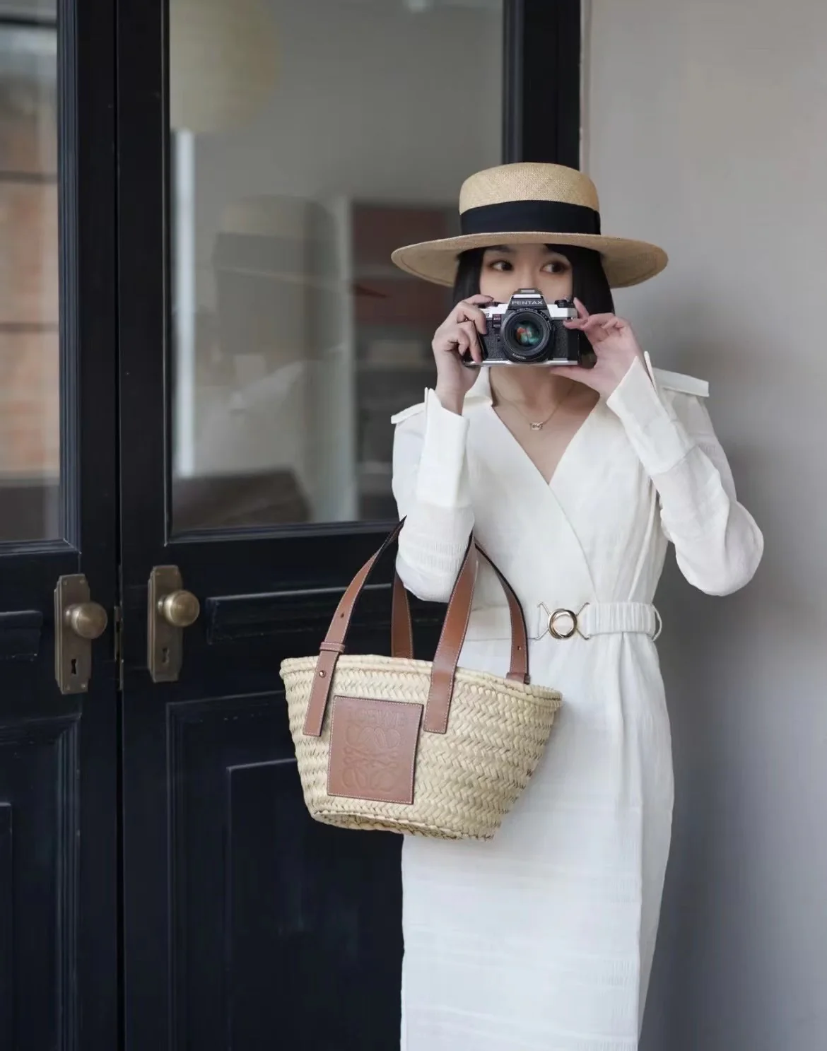 Соломенная сумка Loewe - размер 33 см, маленькая - коричневая - на фото.