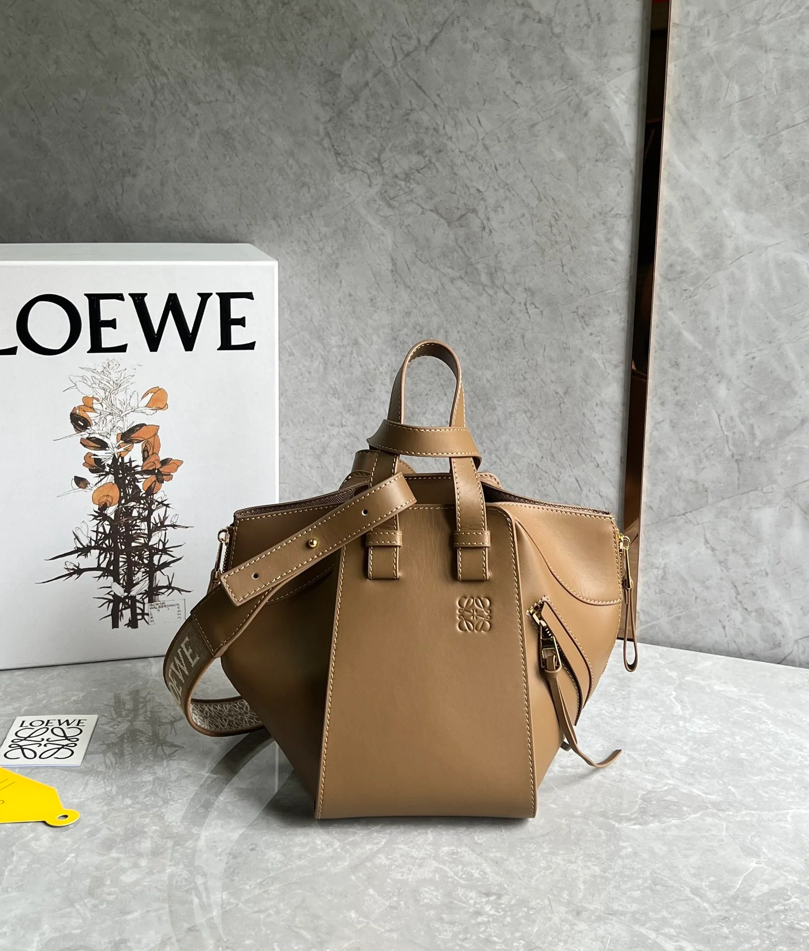 Сумка-гамак Loewe из монохромной глянцевой атласной коллекции - цвет кофе