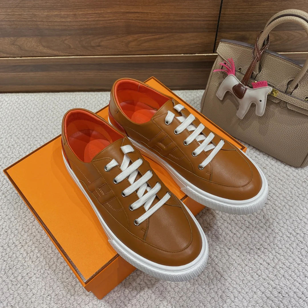 Весенняя коллекция Hermes 2022 — Белые повседневные кроссовки — Мужская модель — Коричневые
