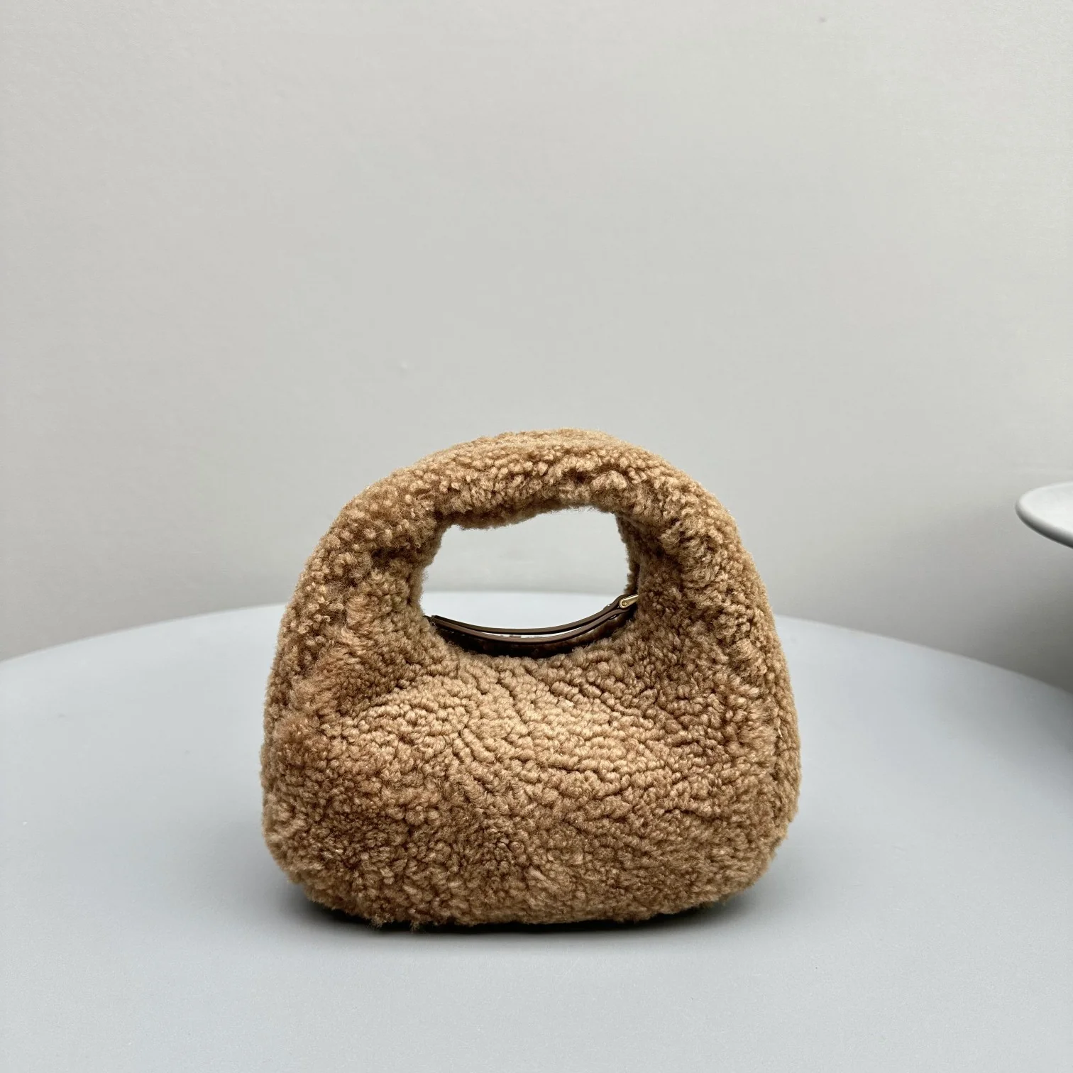 Сумка Miu Miu Wander - миниатюрная, из овечьей шерсти.