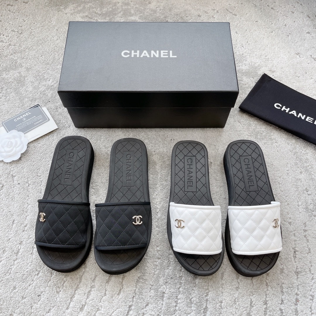 Новинка сезона весна/лето 2023 от Chanel - кожаные тапочки из овечьей кожи - черные.